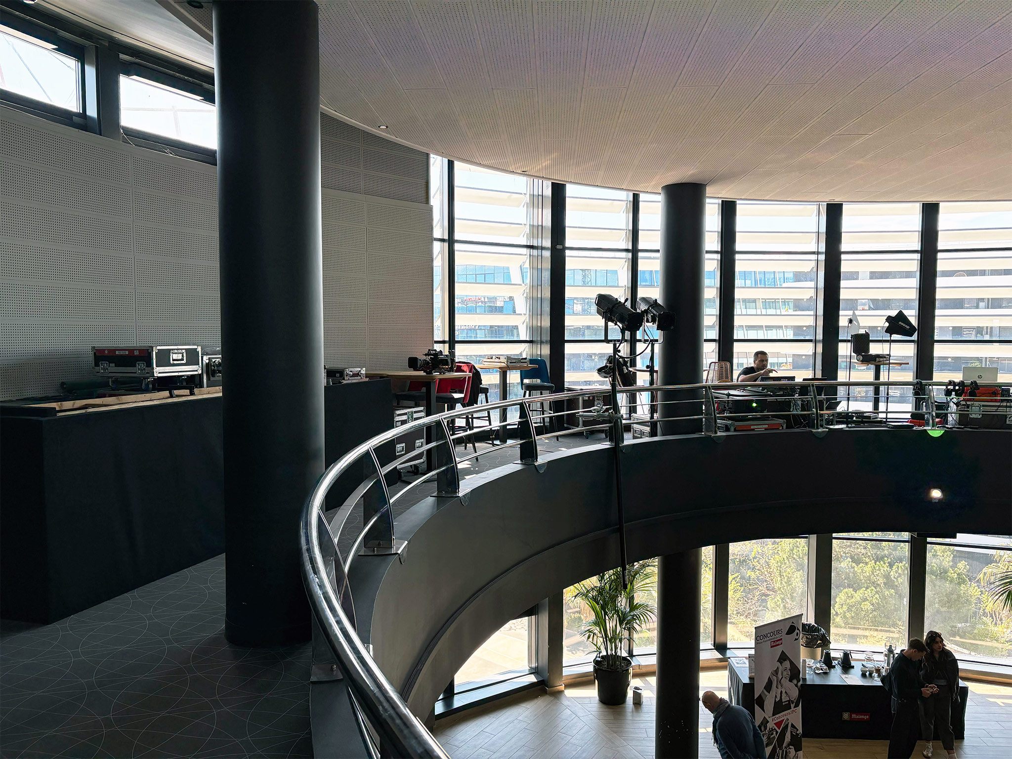 Régie audiovisuelle installée en mezzanine par AUCOP pour le Concours Malongo 2026 à Nice — postes de contrôle, caméras robotisées Panasonic et consoles de pilotage, avril 2026.