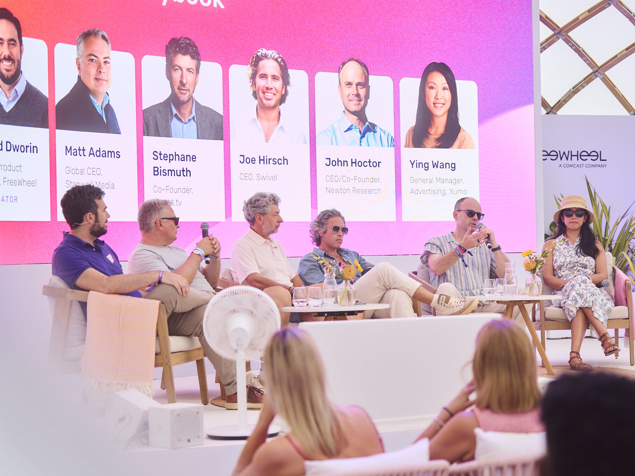 Table ronde sur la scène de la plage FreeWheel, Cannes Lions 2026 : mur LED diffusant l'habillage graphique et micros HF Shure — régie vidéo et diffusion son assurées par Aucop.