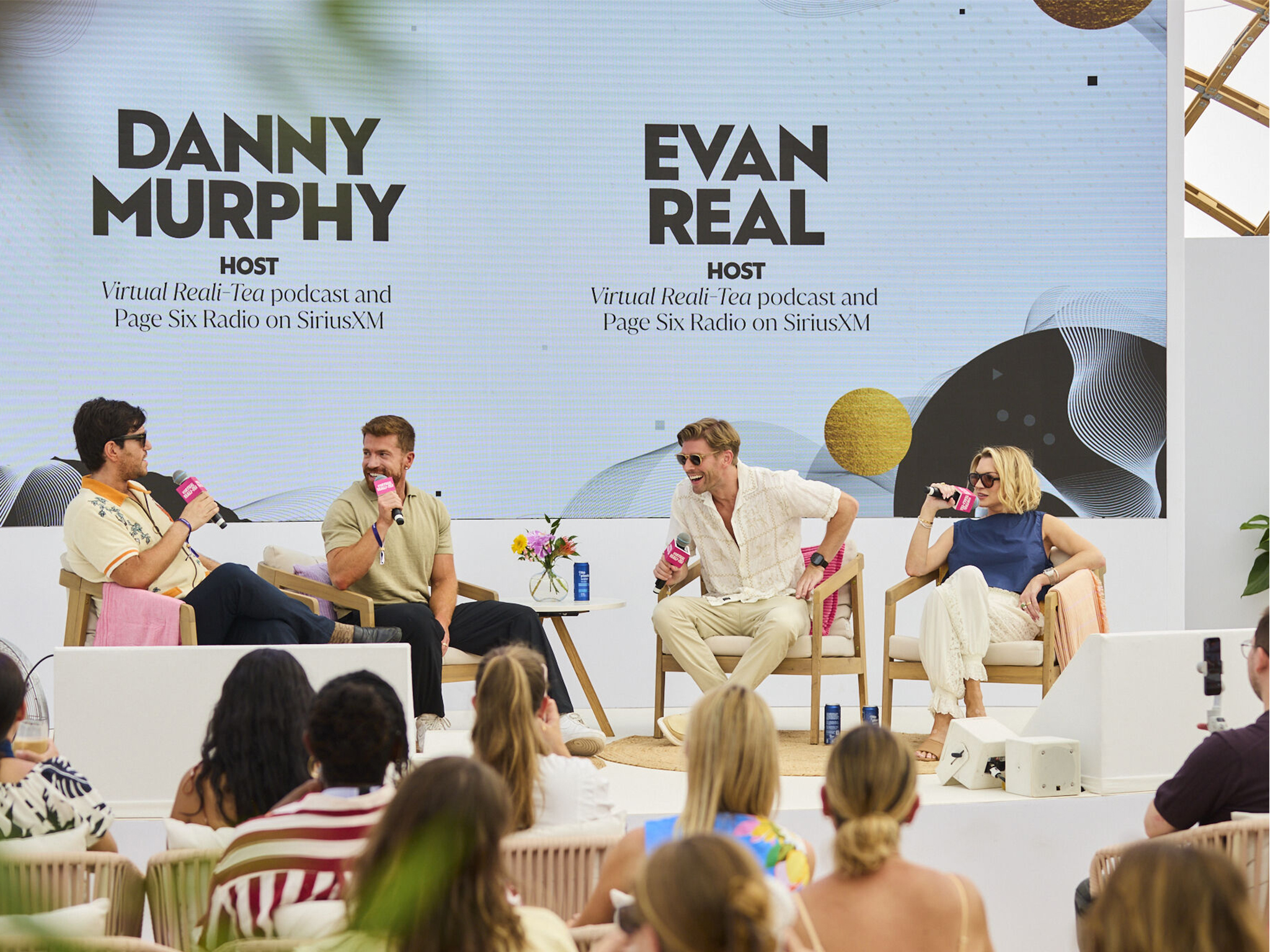 Enregistrement d'un talk podcast sur la plage FreeWheel aux Cannes Lions 2026 : contenu graphique sur mur LED et micros HF — dispositif audiovisuel Aucop.