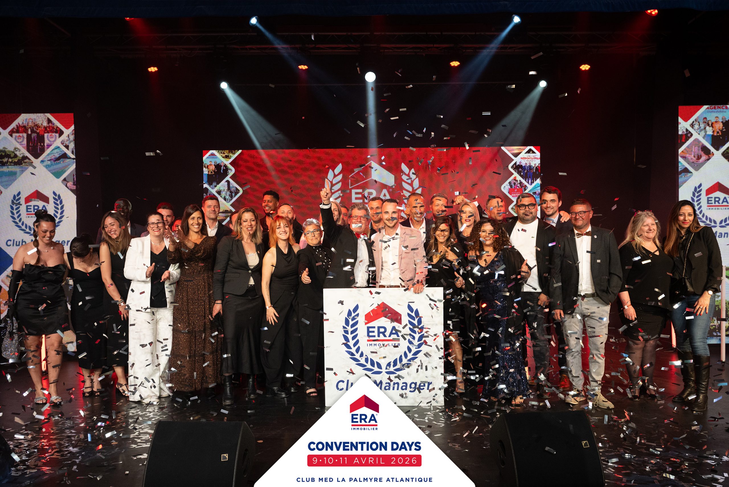 Vue d'ensemble de la scène de la Convention ERA Immobilier 2026 avec éclairage dynamique rouge, écrans LED et structure de scène installée par Aucop.