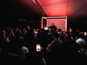 DJ Booth cube de lumière assemblant 24 tubes Astera Titan en structure Hyperion 2×2 m, conçu sur mesure par AUCOP pour Mosimann lors de la soirée Akili Mirari au Festival de Cannes 2026 Mosimann en concert sur le DJ Booth cube AUCOP