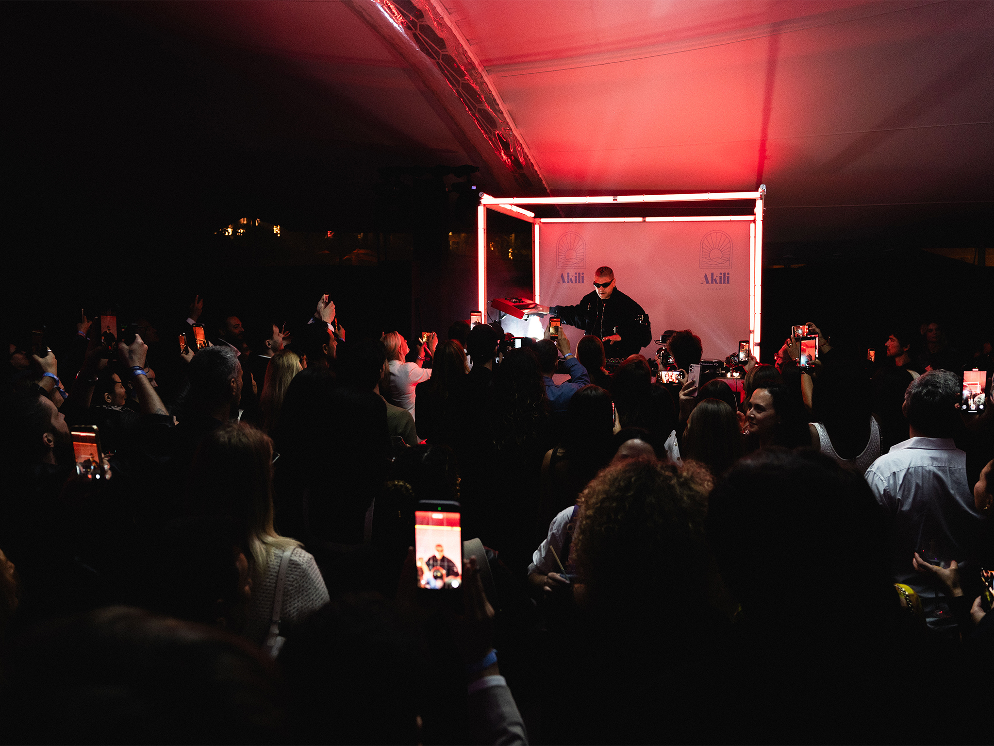 DJ Booth cube de lumière assemblant 24 tubes Astera Titan en structure Hyperion 2×2 m, conçu sur mesure par AUCOP pour Mosimann lors de la soirée Akili Mirari au Festival de Cannes 2026 Mosimann en concert sur le DJ Booth cube AUCOP