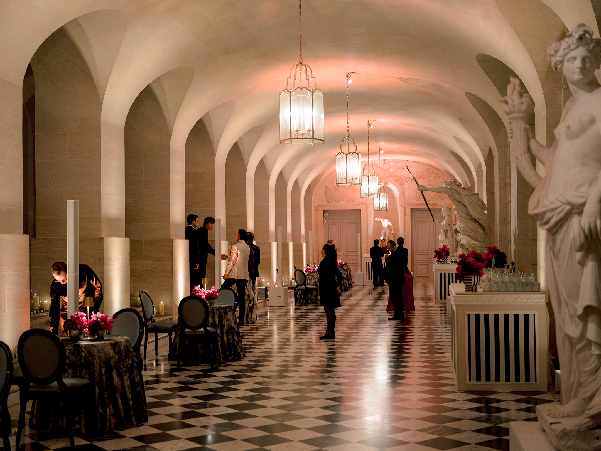 Éclairage sur batterie InnLED TechnoPAR4 mettant en valeur les statues pendant le cocktail du dîner caritatif American Friends of Versailles