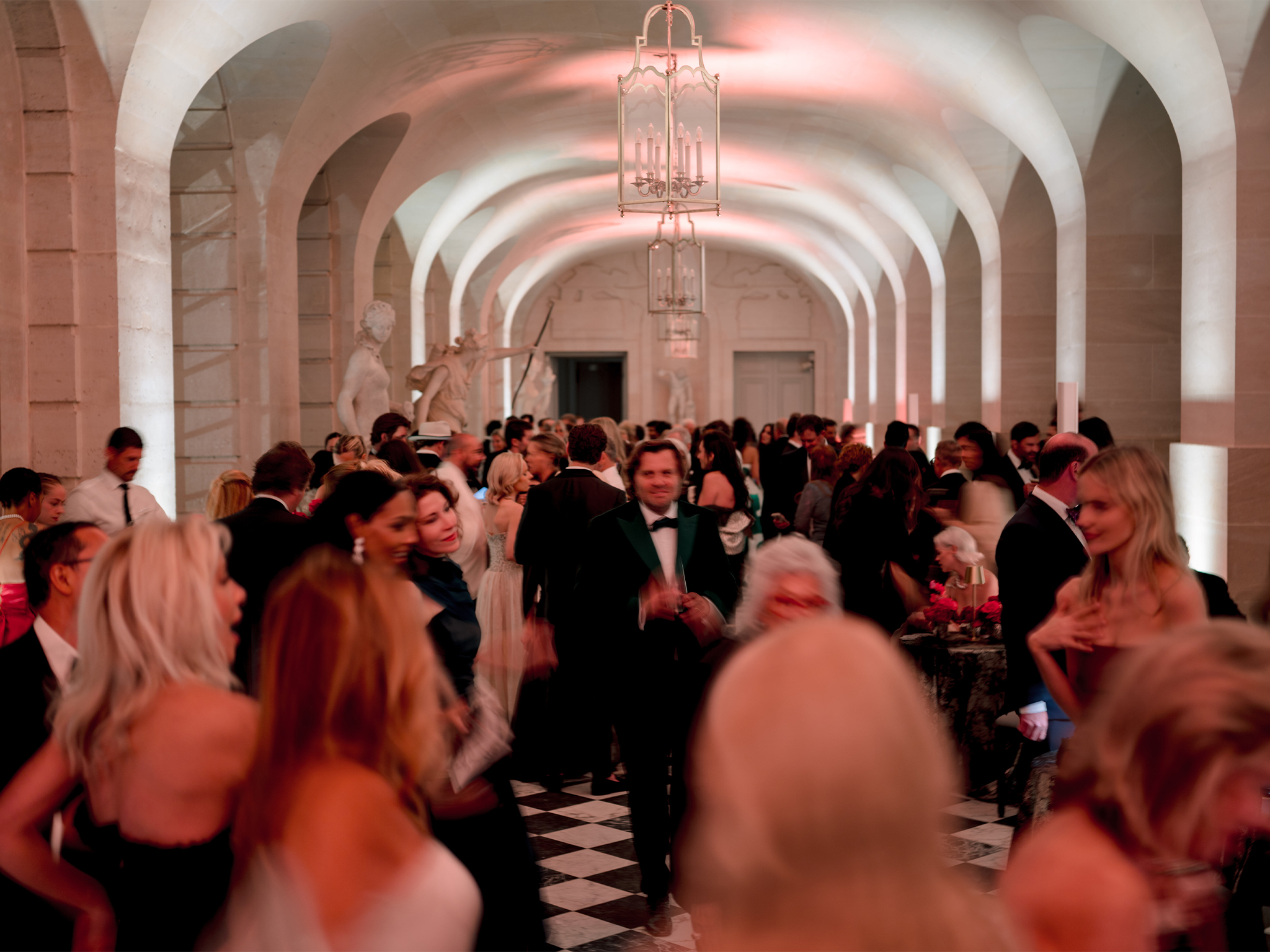 Éclairage d'ambiance dans la galerie basse du Château de Versailles pendant le cocktail du dîner caritatif American Friends of Versailles, technique AUCOP