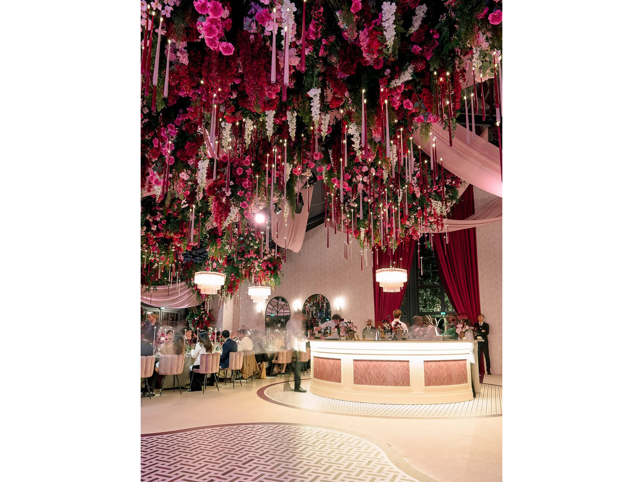 Plafond floral spectaculaire avec milliers de roses, amarante et bougies pendantes pour le dîner de mariage à l'Hôtel du Cap-Eden-Roc — installation technique AUCOP 2026