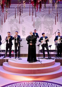 aucop-groupe-live-band-scene-sur-mesure-mariage-angelina-kelvin-hotel-cap-eden-roc-2026 Live band sur la scène sur mesure fabriquée par AUCOP pour le mariage à l'Hôtel du Cap-Eden-Roc — sonorisation L-Acoustics et d&b audiotechnik, mise en lumière 3D