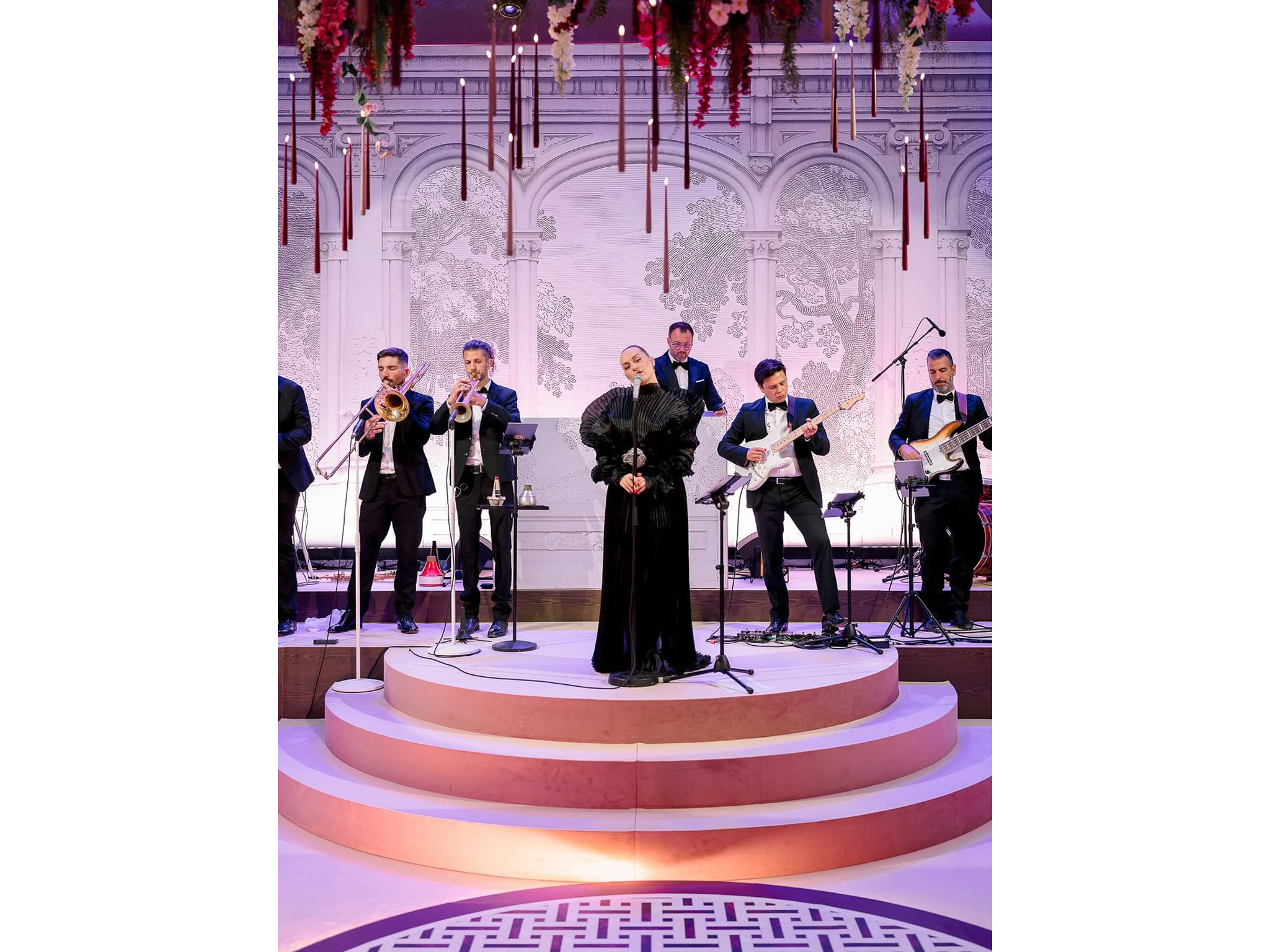 Live band sur la scène sur mesure fabriquée par AUCOP pour le mariage à l'Hôtel du Cap-Eden-Roc — sonorisation L-Acoustics et d&b audiotechnik, mise en lumière 3D