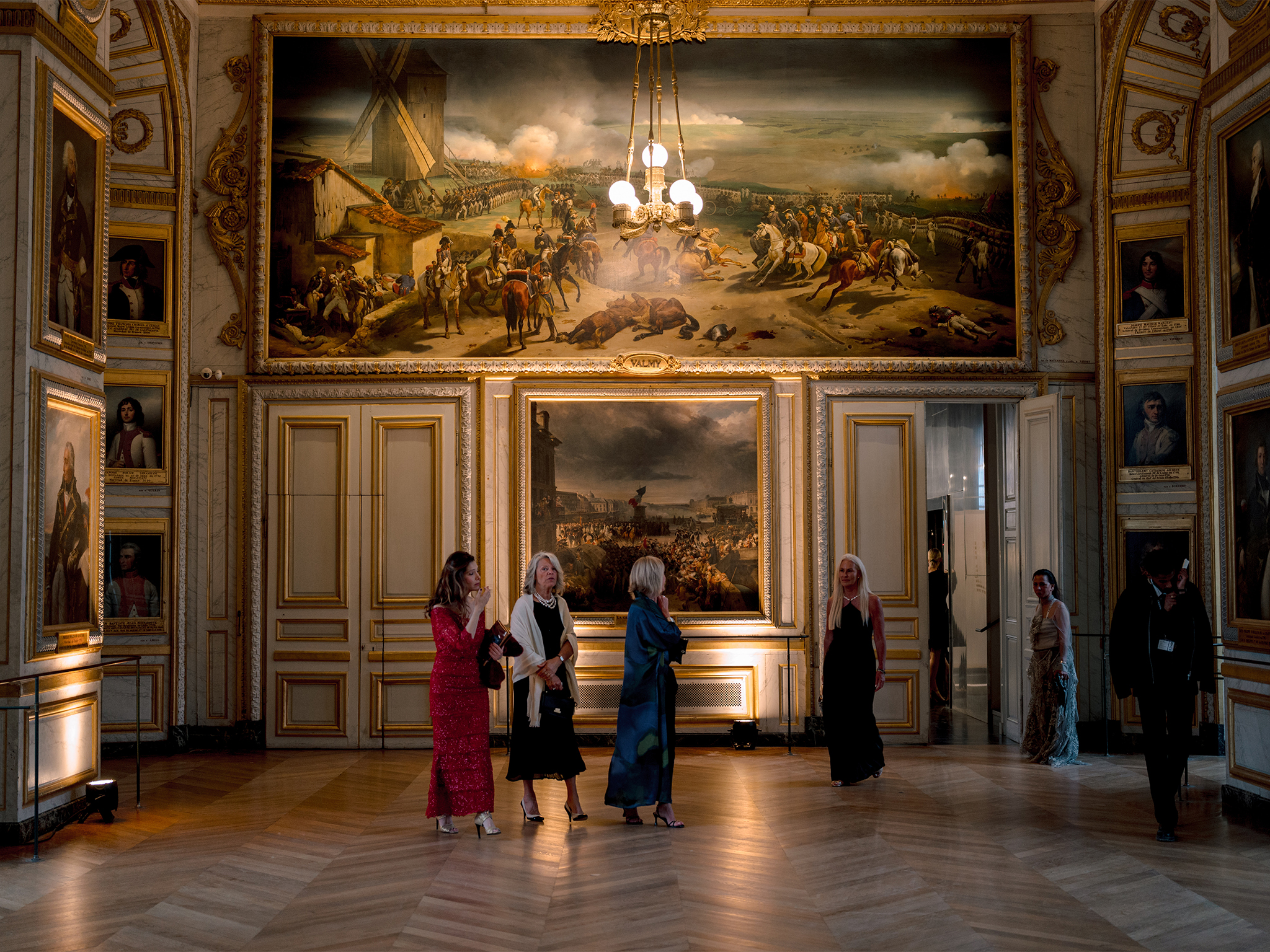 Invités dans les salles du Château de Versailles pendant le dîner caritatif American Friends of Versailles