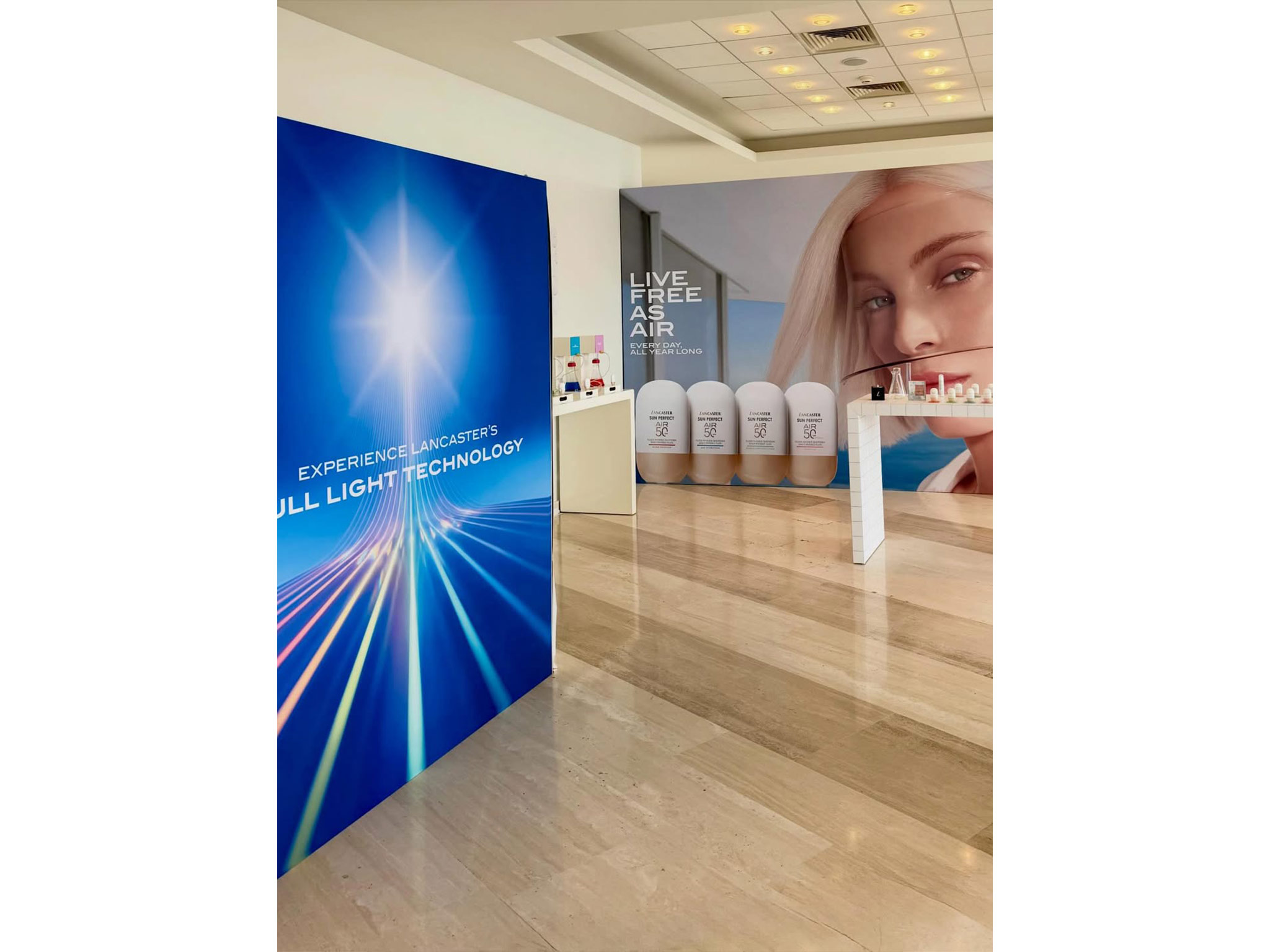 Showroom produits Sun Perfect Air Lancaster Monaco – box Full Light Technology et présentoirs sur mesure, UV Science Summit 2026 par AUCOP