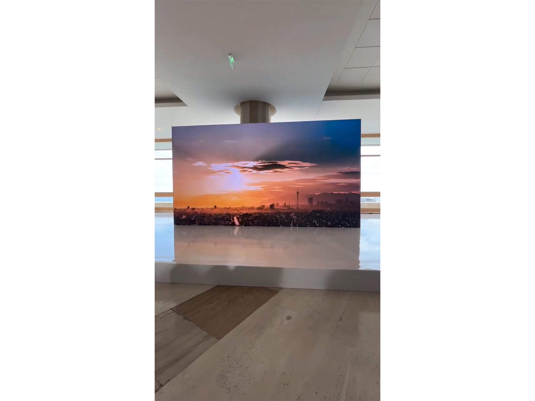 Mur LED ROE diffusant un coucher de soleil lors de l'UV Science Summit 2026 Lancaster Monaco – intégration audiovisuelle AUCOP Nice
