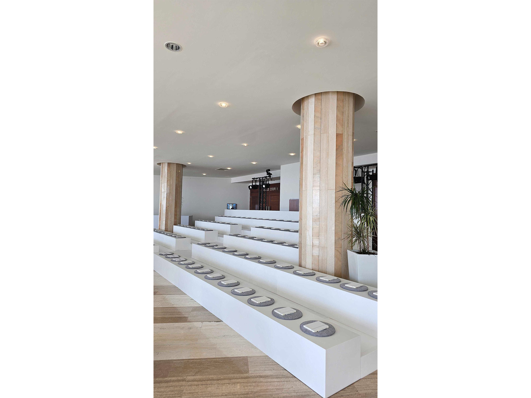 Salle de conférences UV Science Summit 2026 Lancaster Monaco – gradin sur mesure et mur LED ROE réalisés par AUCOP Nice