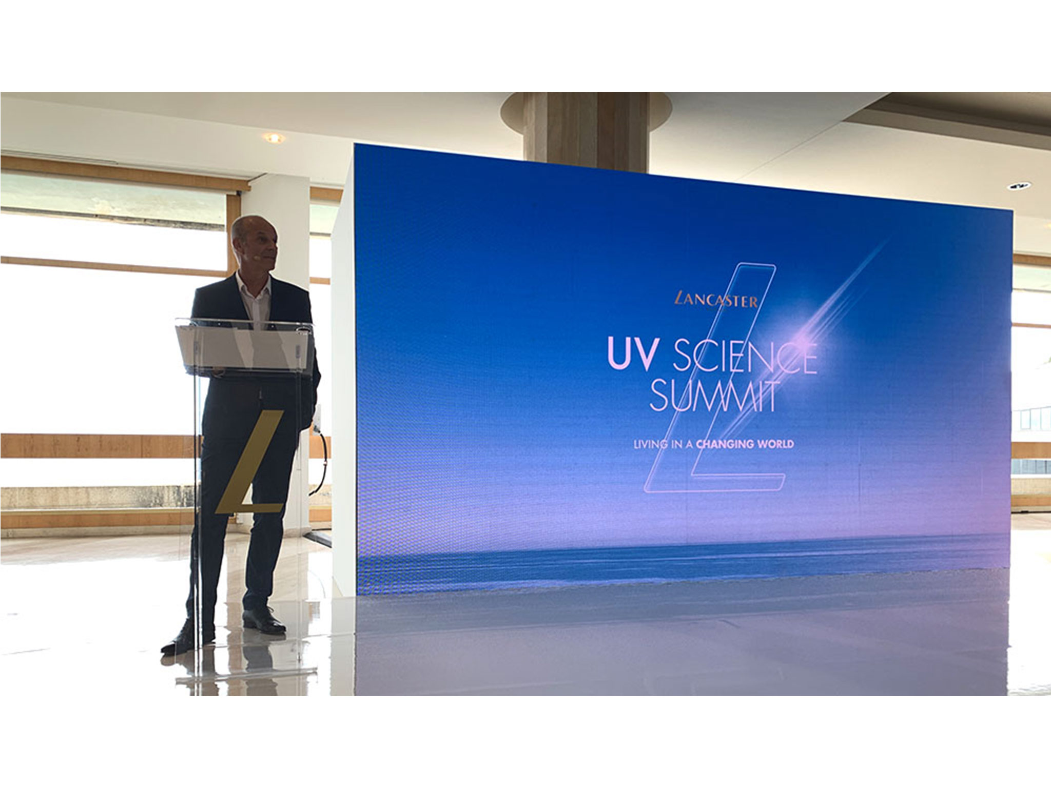 Conférence UV Science Summit 2026 Lancaster Monaco – audience face au mur LED ROE diffusant un coucher de soleil, scénographie AUCOP Nice