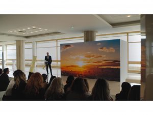 Conférencier face au mur LED UV Science Summit Lancaster Monaco – dispositif audiovisuel AUCOP Nice 2026