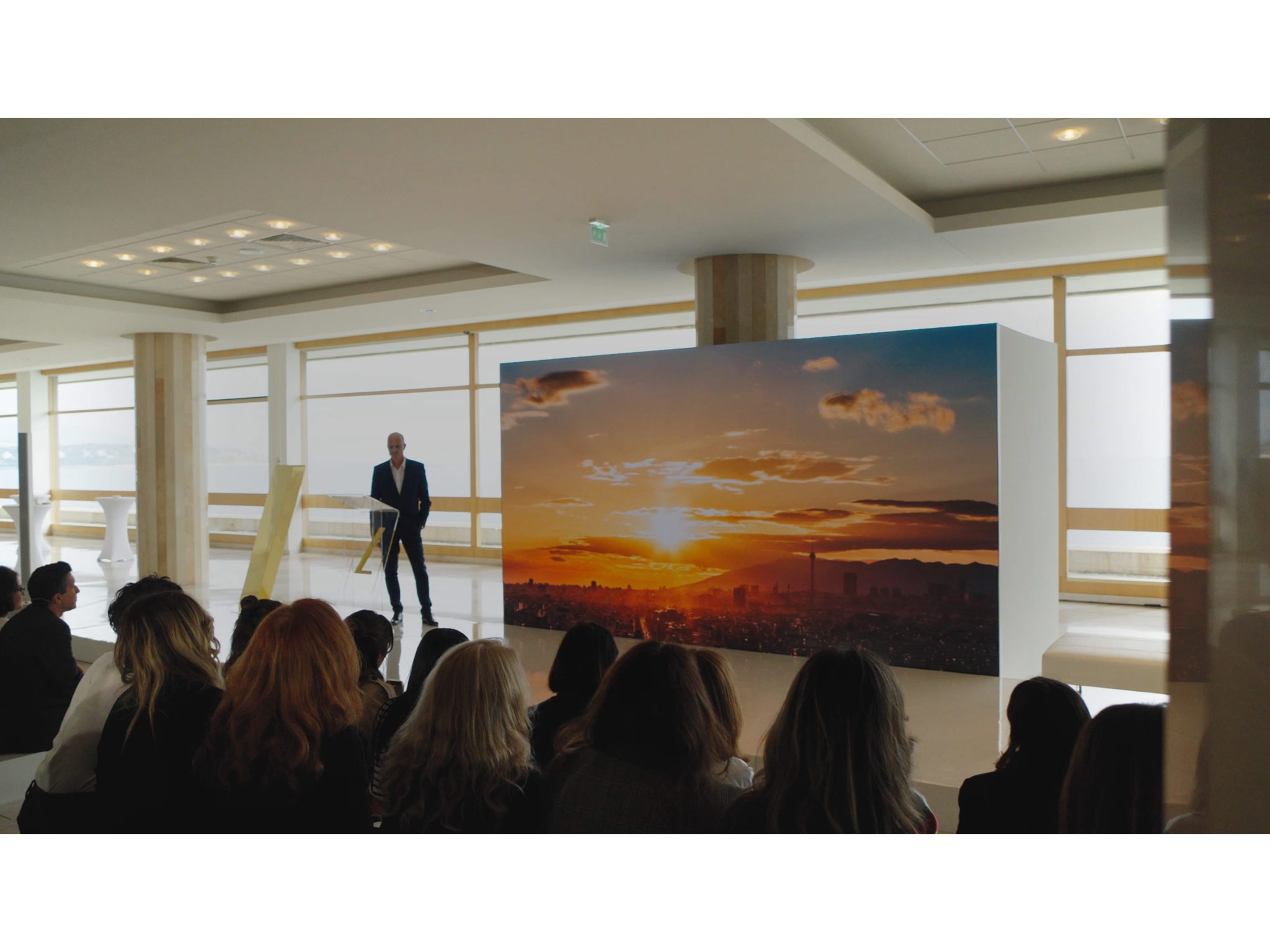 Conférencier face au mur LED UV Science Summit Lancaster Monaco – dispositif audiovisuel AUCOP Nice 2026