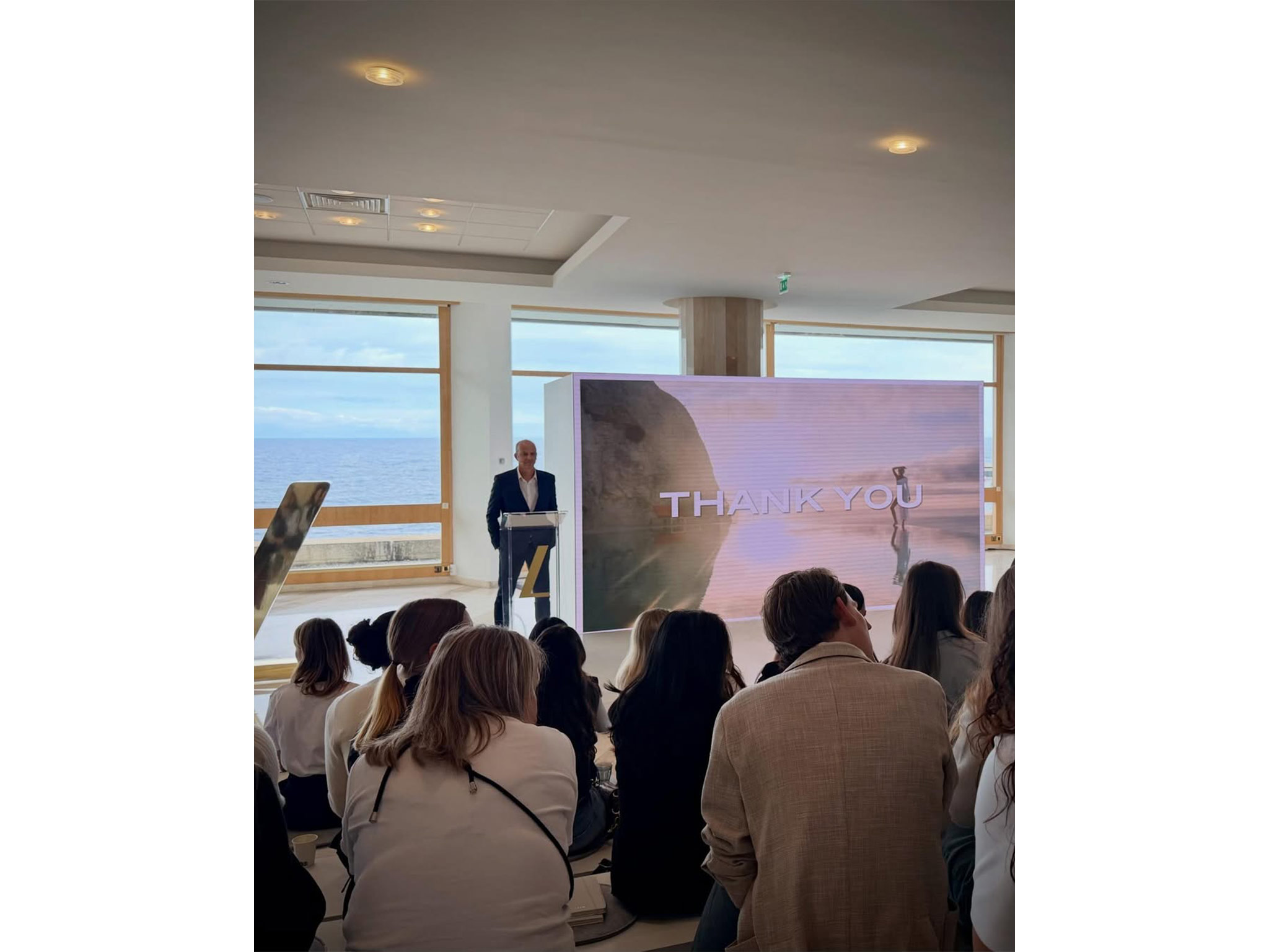 Mur LED ROE diffusant le film Lancaster Monaco – intégration audiovisuelle AUCOP pour l'UV Science Summit 2026