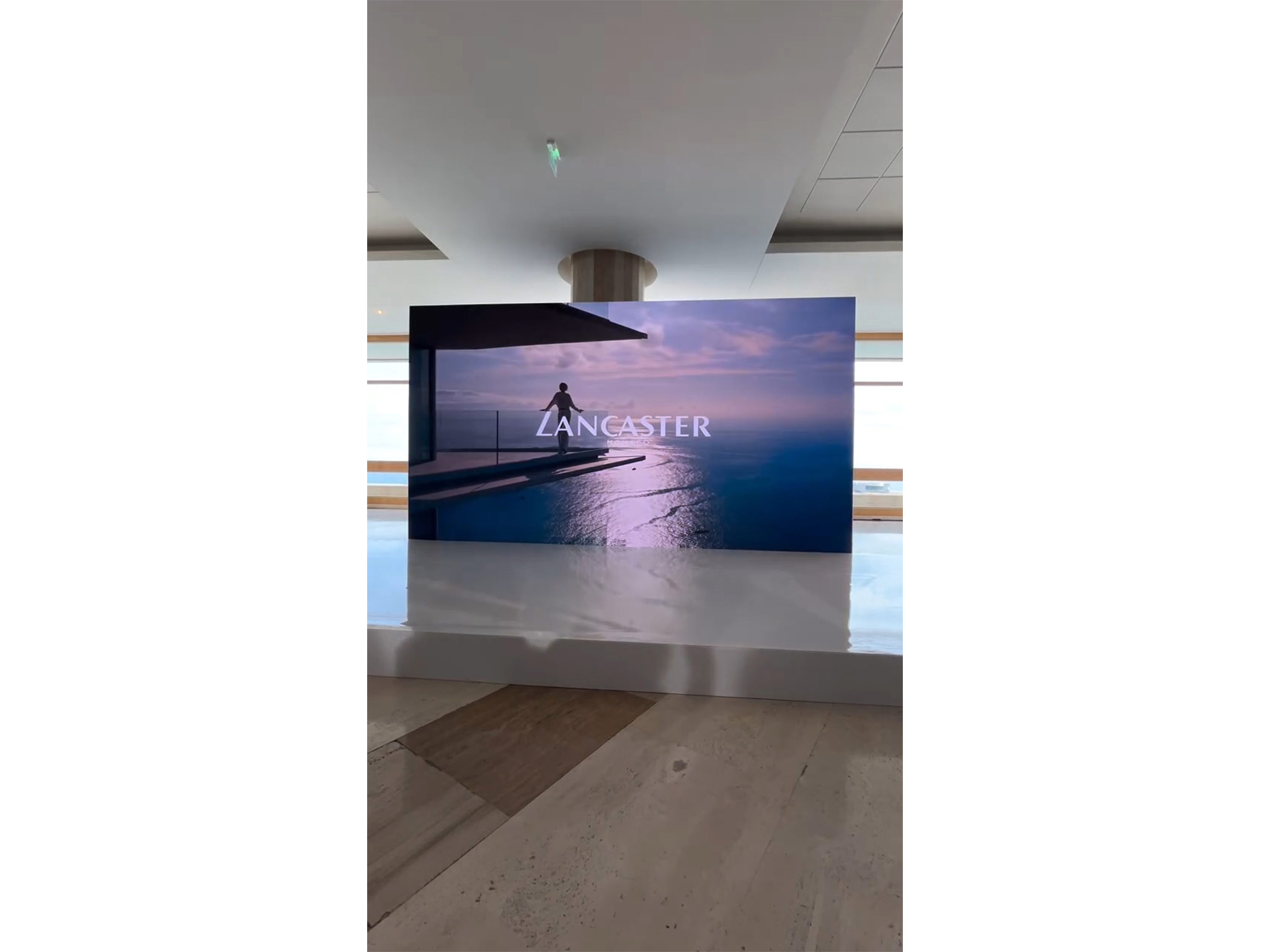 Salle de conférences UV Science Summit 2026 Lancaster Monaco – gradin sur mesure et mur LED ROE réalisés par AUCOP Nice