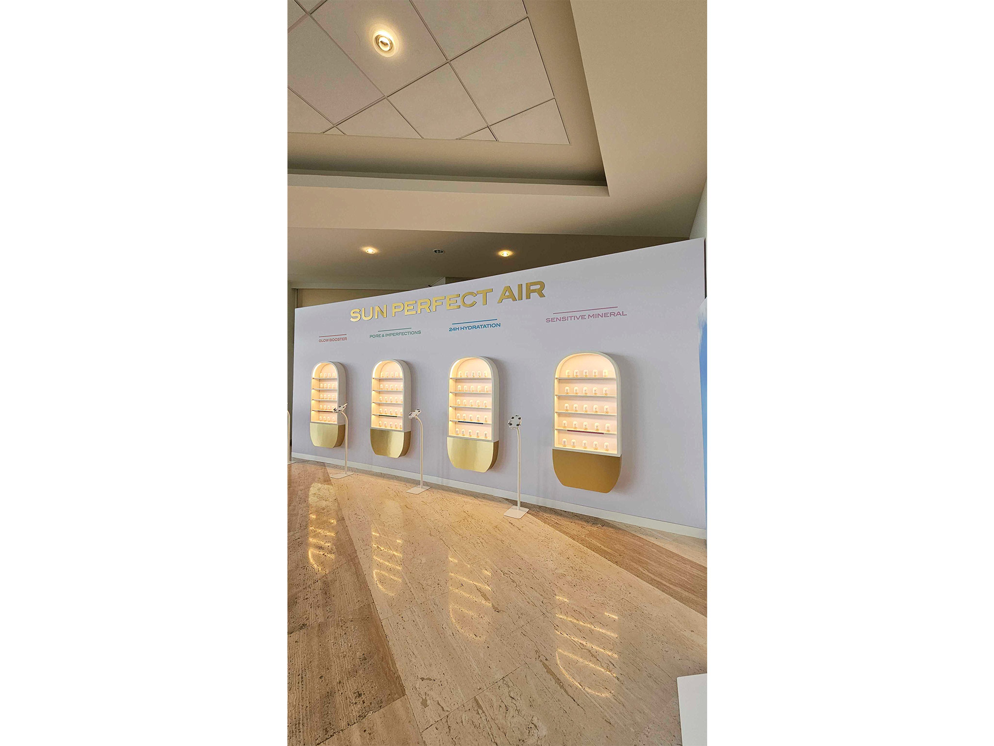 Showroom Sun Perfect Air Lancaster Monaco – quatre monolithes rétroéclairés sur mesure Glow Booster Pore Hydratation Sensitive Mineral, réalisés par AUCOP pour l'UV Science Summit 2026