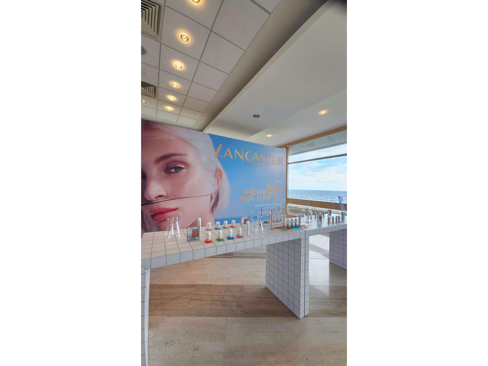 Showroom produits Sun Perfect Air Lancaster Monaco – box Full Light Technology et présentoirs sur mesure, UV Science Summit 2026 par AUCOP