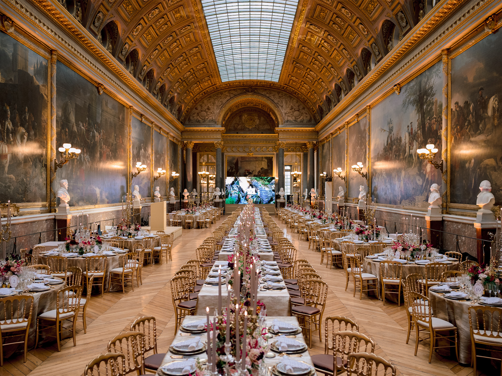 Mur LED AUCOP affichant le logo The American Friends of Versailles dans la Galerie des Batailles pendant le dîner caritatif