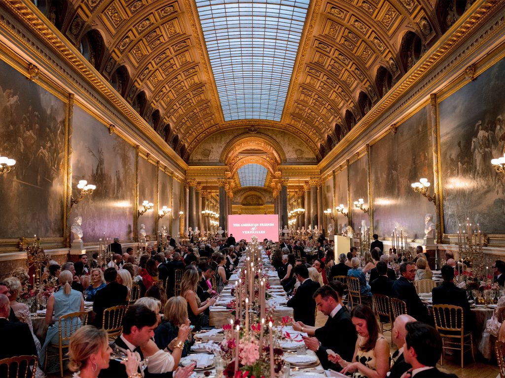 Mur LED AUCOP affichant le logo The American Friends of Versailles dans la Galerie des Batailles pendant le dîner caritatif