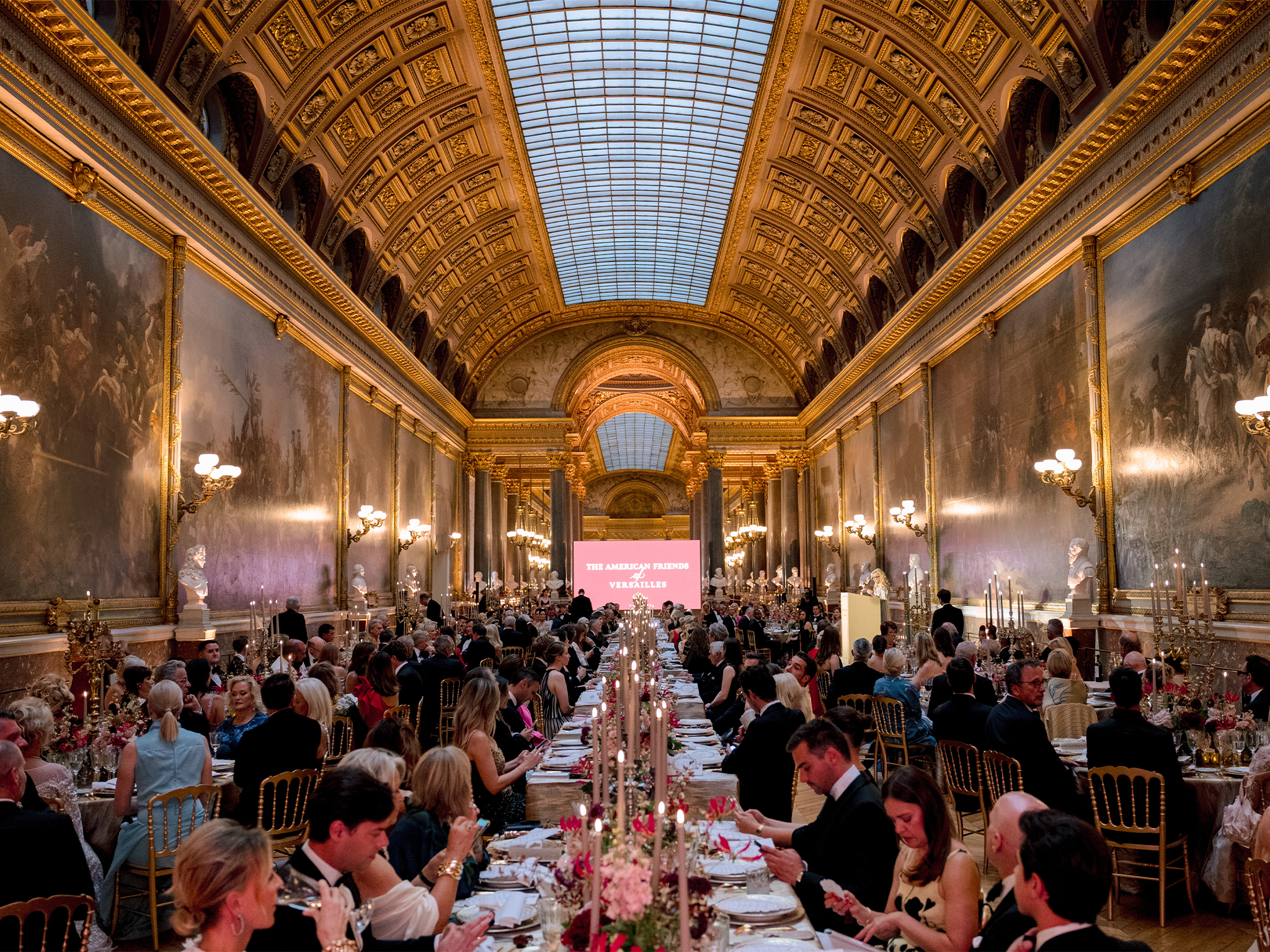 Mur LED AUCOP affichant le logo The American Friends of Versailles dans la Galerie des Batailles pendant le dîner caritatif