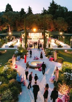 aucop-pergola-diner-bois-peint-vert-crepuscule-allee-gravier-fontaines-decors-floraux-airelles-chateau-estoublon