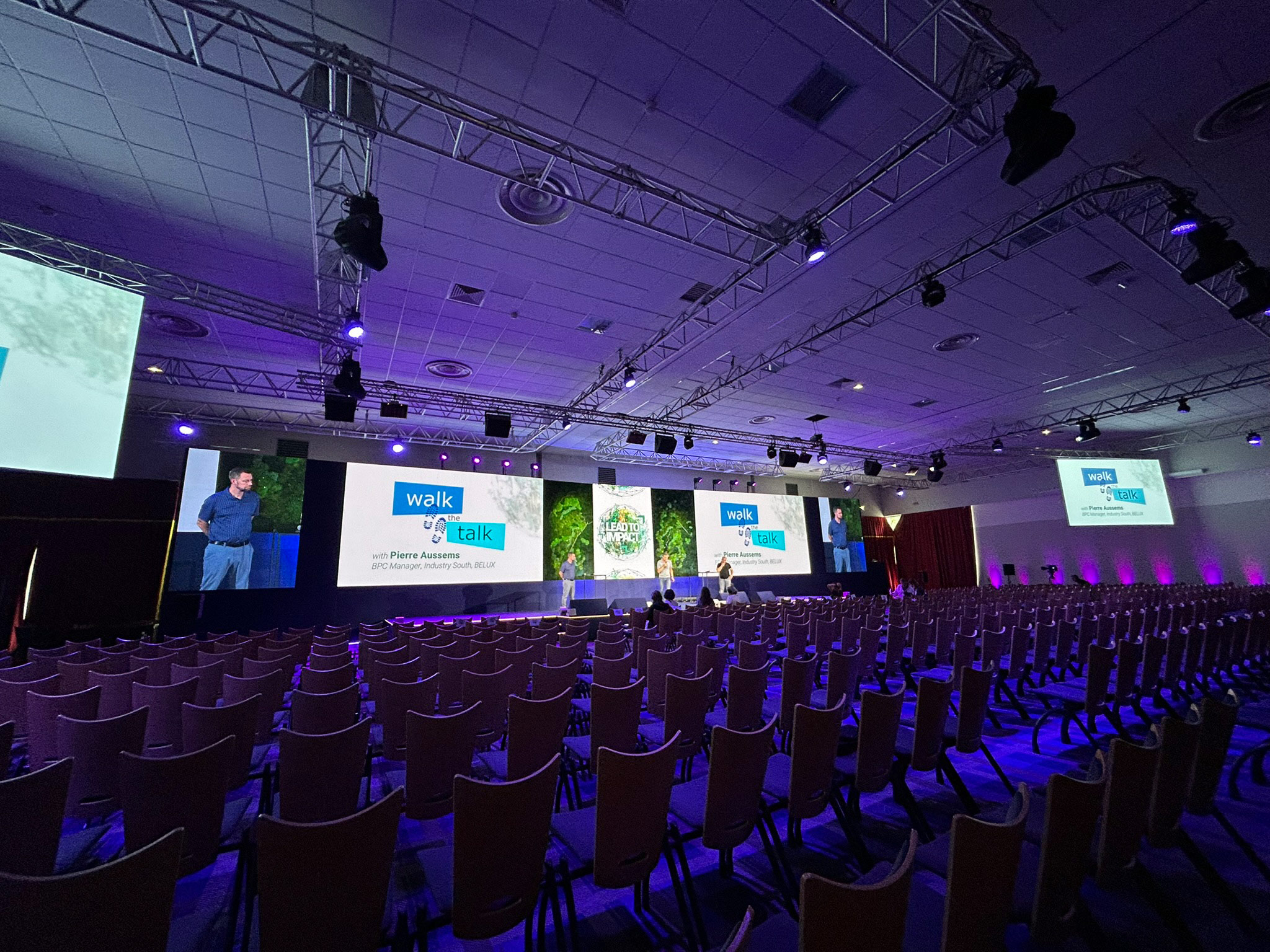 Répétition sur scène d'une plénière au Club Med d'Opio — intervenants sur le plateau, mur LED latéral grand format, installation AUCOP.