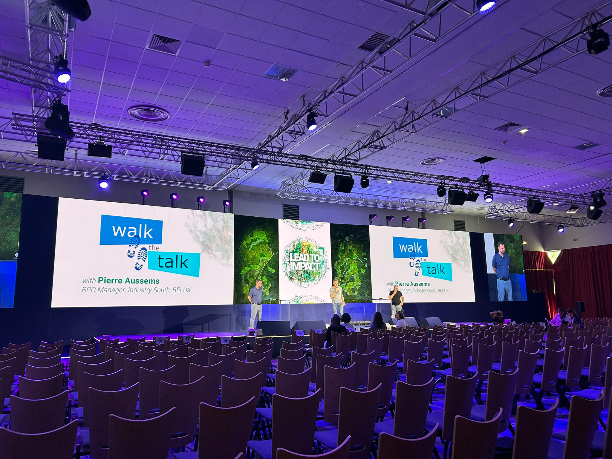 Répétition sur scène d'une plénière corporate au Club Med d'Opio — intervenants sur le plateau, mur LED latéral grand format, installation AUCOP.
