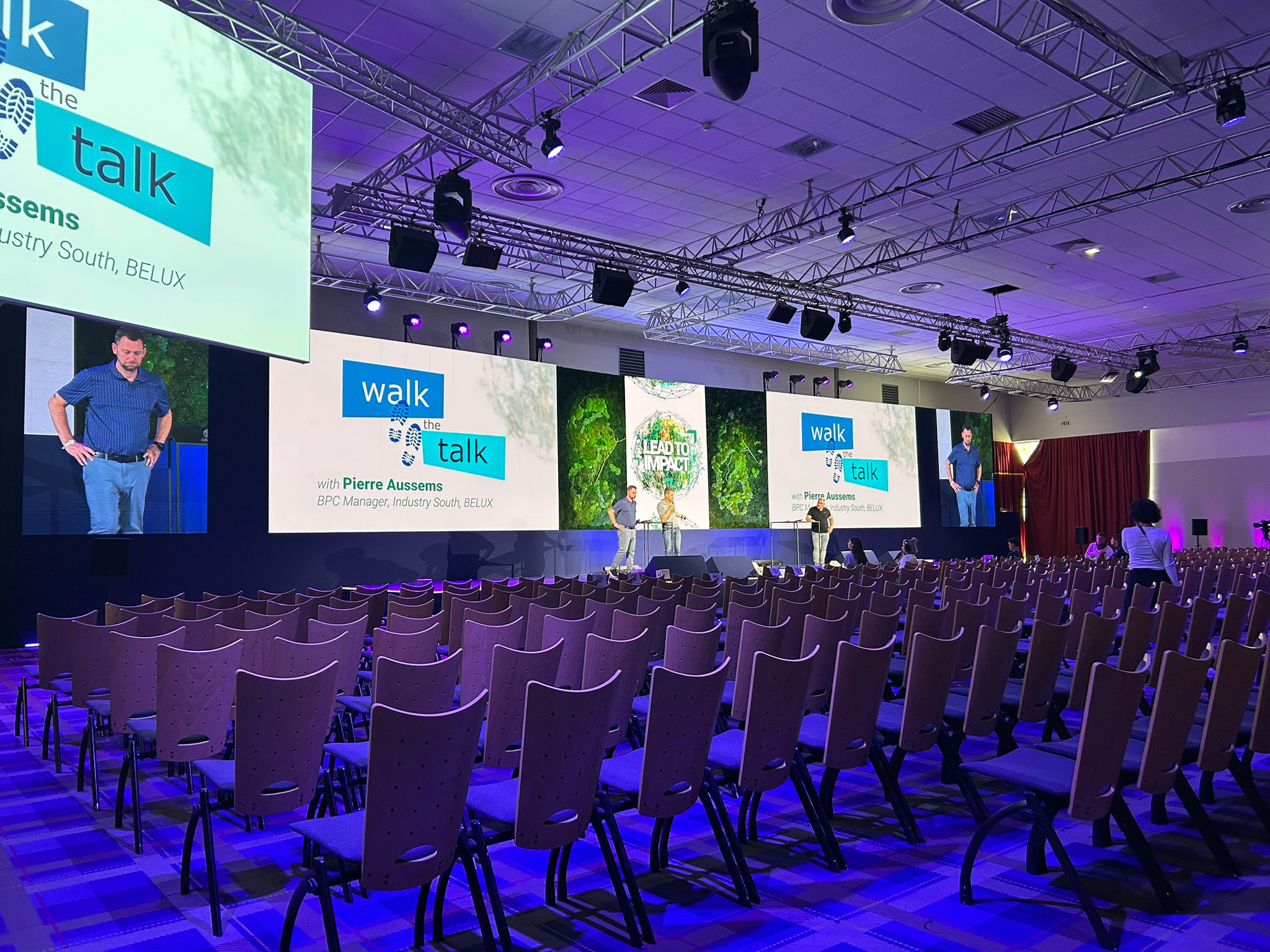 Plénière au Club Med d'Opio avec les intervenants sur scène, mur LED latéral grand format, installation AUCOP.