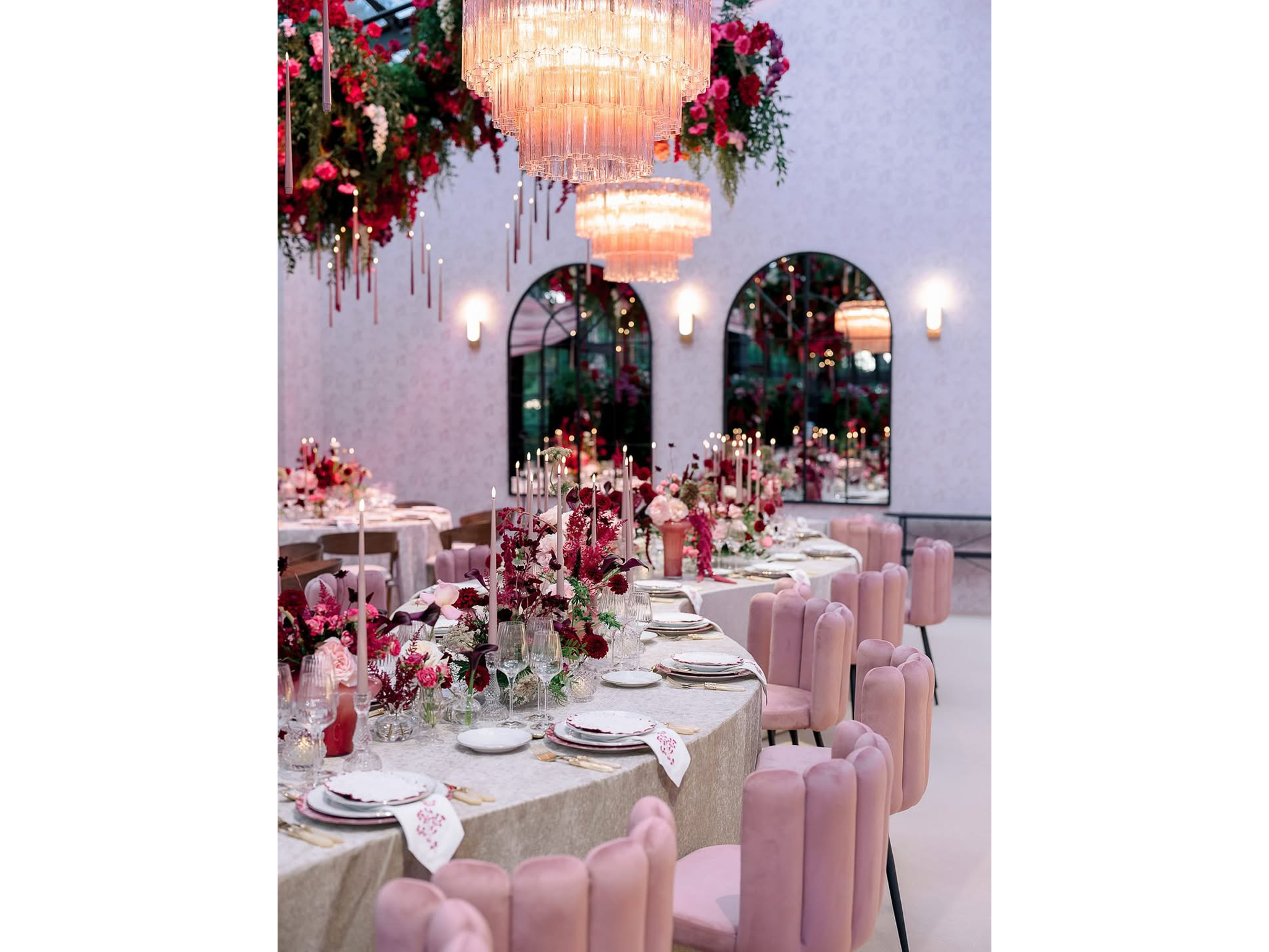 Dressage de table du dîner de mariage avec assiette bordeaux dorée, couverts nacre, menu personnalisé et serviette brodée à l'Hôtel du Cap-Eden-Roc — scénographie White Eden Weddings, production AUCOP