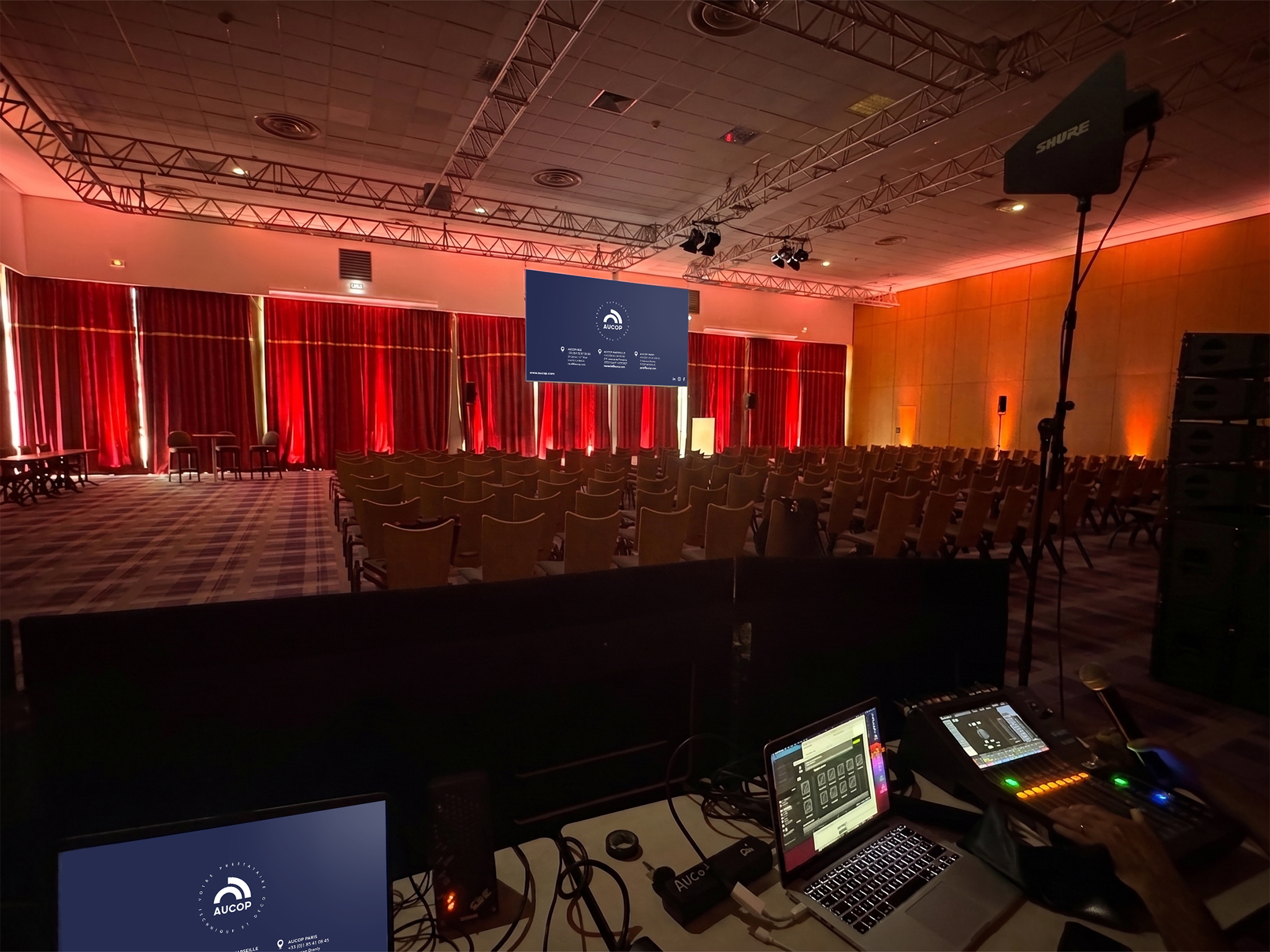 Régie son AUCOP au Club Med Opio : console Yamaha DM3, micro Shure et diffusion D&B T10 face au public — séminaire d'entreprise, Côte d'Azur