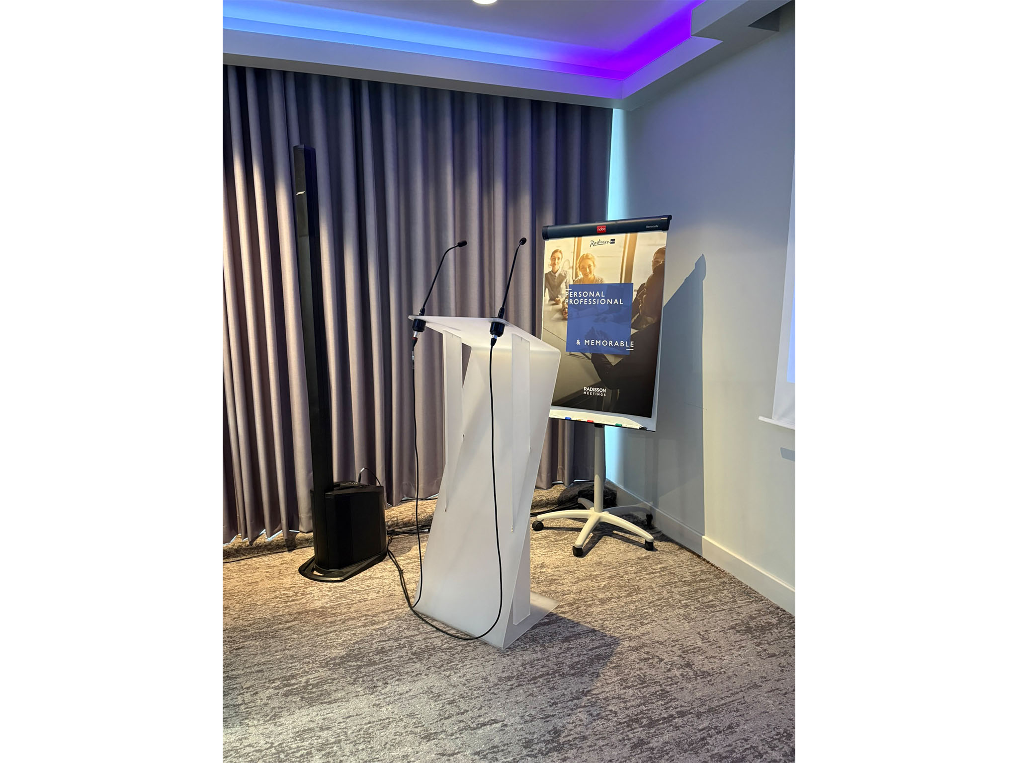 Pupitre équipé de deux micros col de cygne et enceinte colonne Bose installés par AUCOP pour un séminaire au Radisson Blu de Nice.