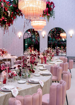 aucop-son-lumiere-mariage-tables-chaises-velours-rose-hotel-cap-eden-roc-2026 Tables du dîner de mariage et lustre en cascade de cristal rose à l'Hôtel du Cap-Eden-Roc — chaises velours rose, centre de table floral, mise en lumière AUCOP