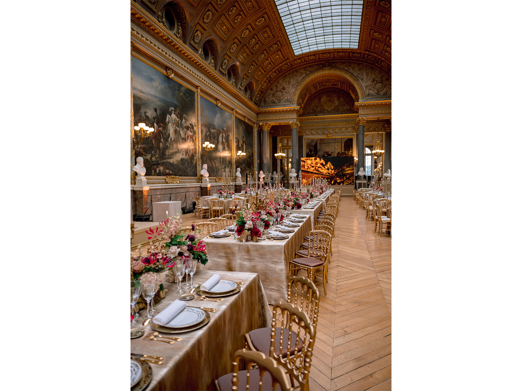 Tables fleuries et mur LED dans la Galerie des Batailles, dîner caritatif American Friends of Versailles, technique AUCOP