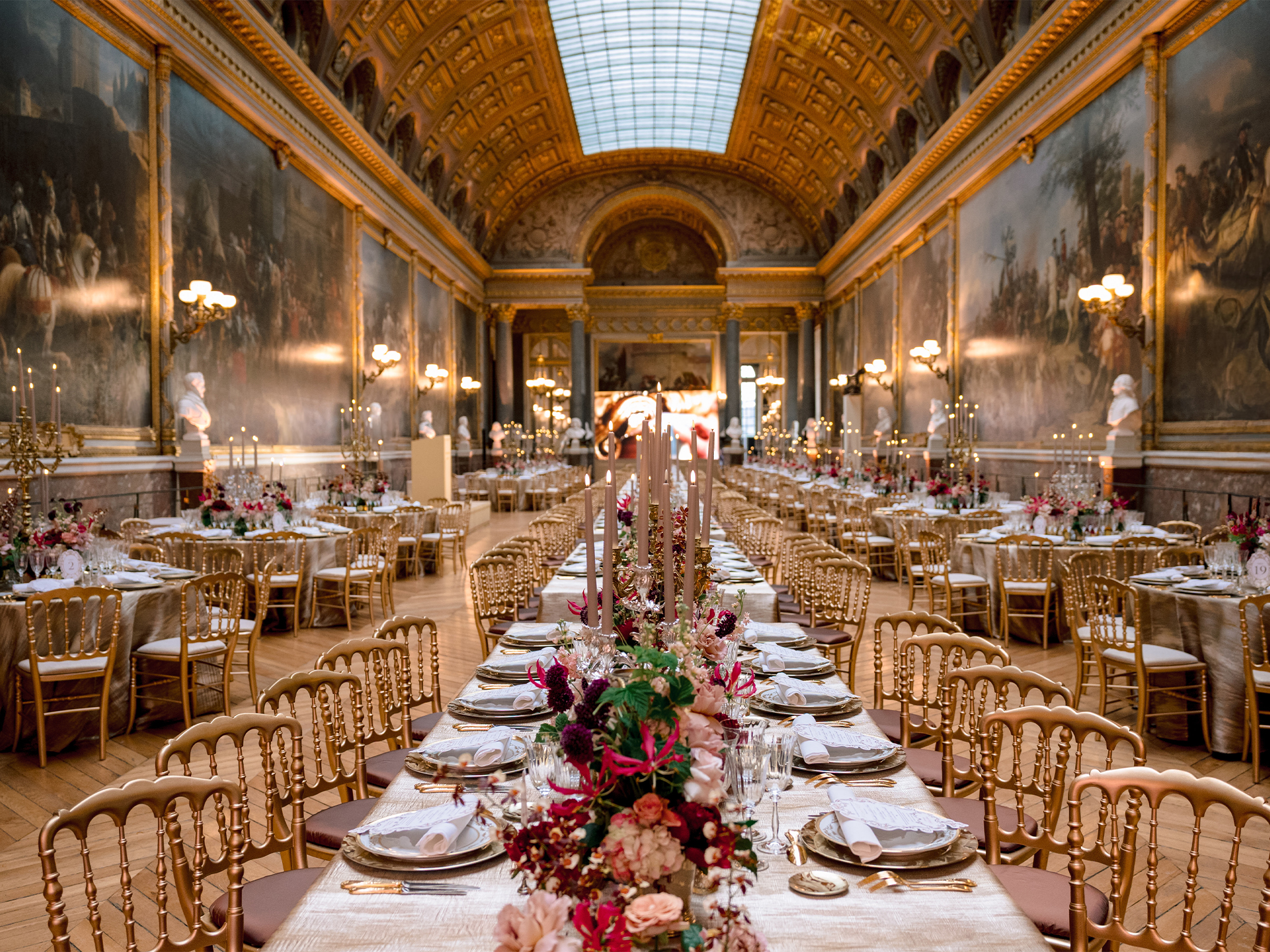 Vue générale de la Galerie des Batailles aménagée pour le dîner caritatif American Friends of Versailles, mur LED et éclairage AUCOP
