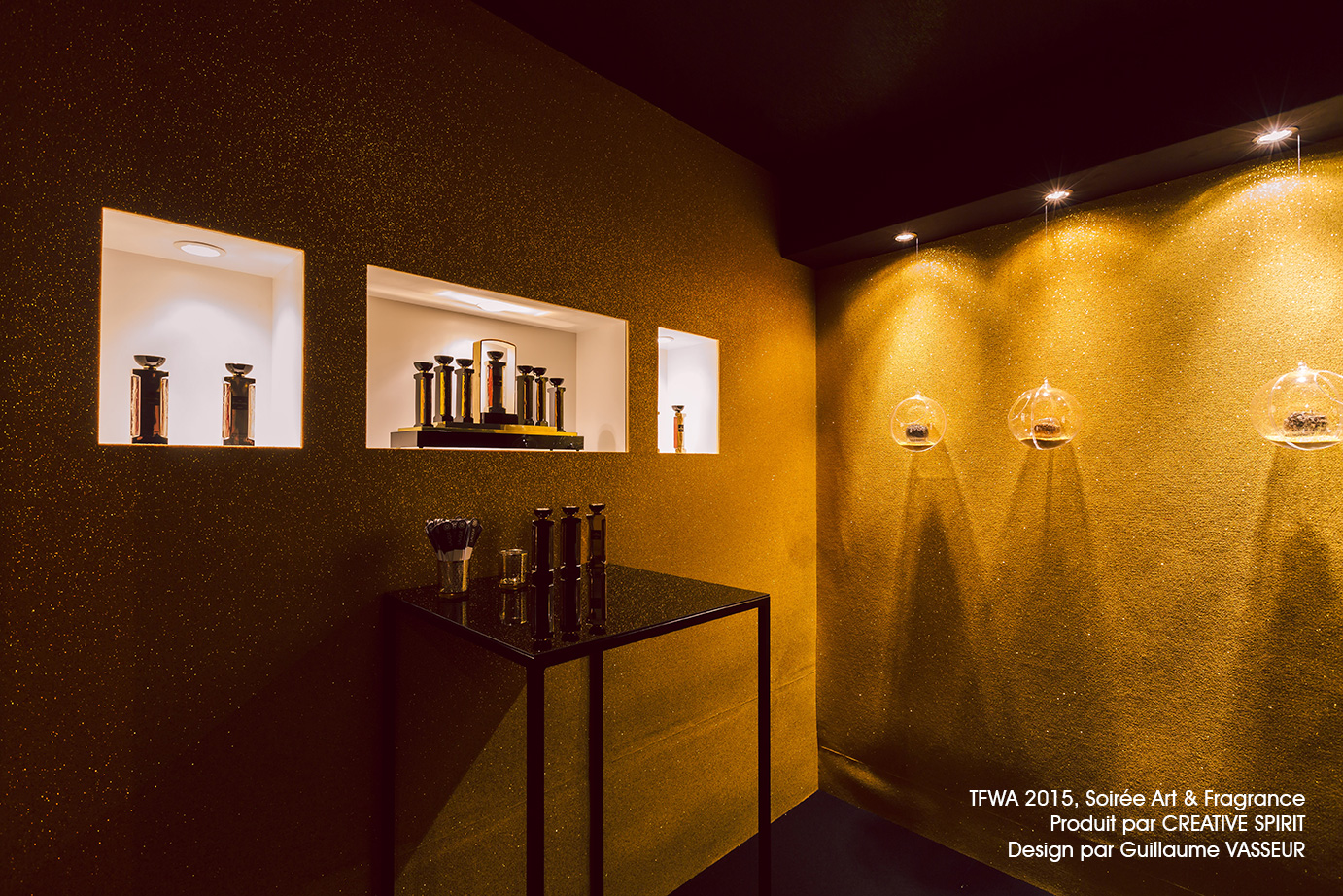 Art & Fragrance-aucop-box-experientiel-habillage-evenement-cannes-niche-decors-mise en lumière-decoration-box experimentale-audiovisuel-eclairage-atelier-creation-sur mesure-paca-france-lumiere