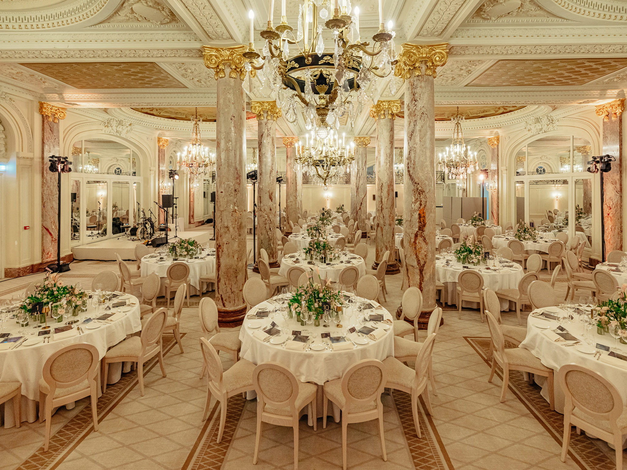 LE MATIN : UNE CONFERENCE. LE SOIR : UN DINER DE GALA. Grand Salon de l'Hôtel Carlton Cannes dressé pour un dîner de gala : tables rondes, lustres dorés et sonorisation discrète par Aucop