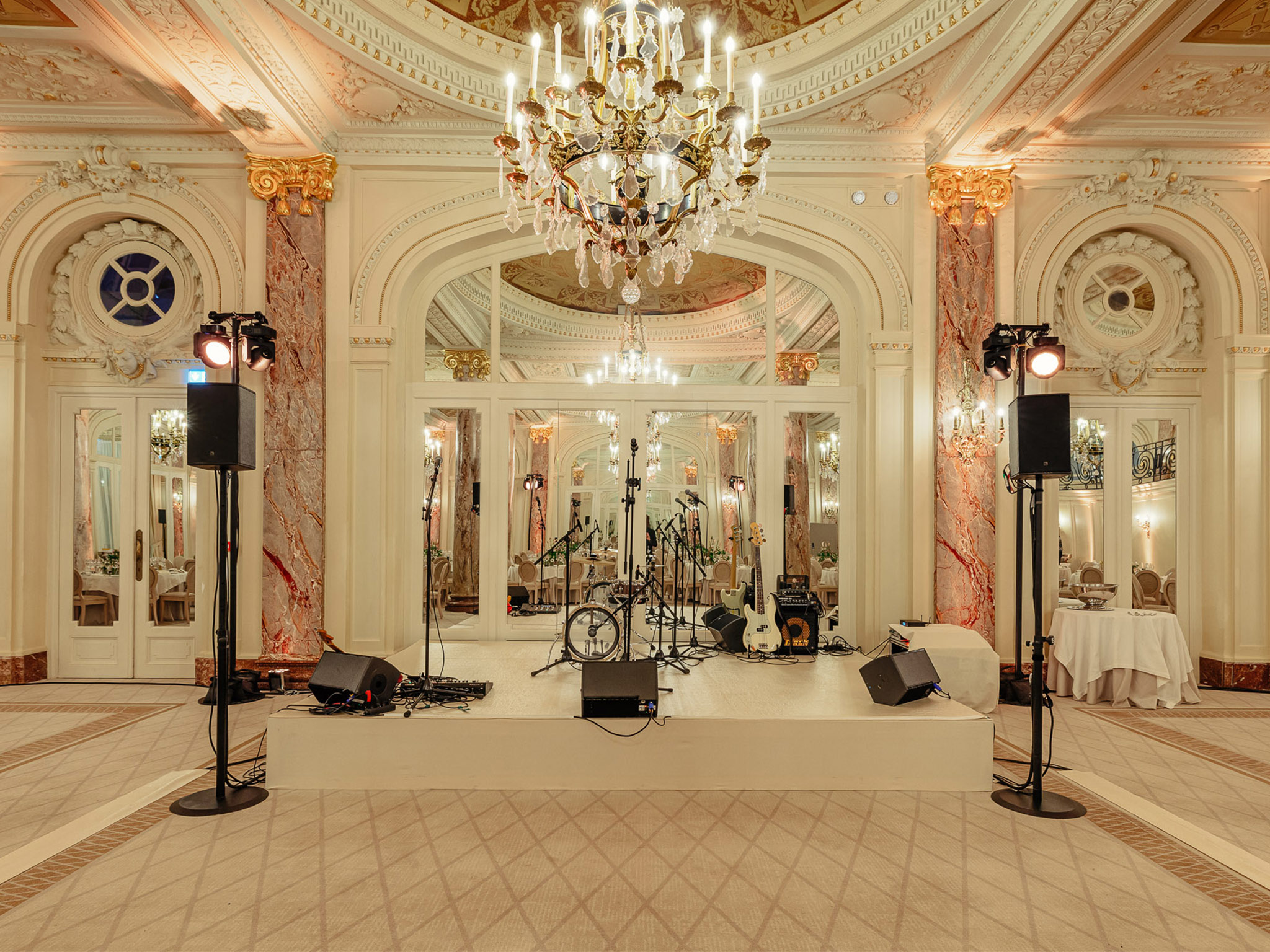 LE MATIN : UNE CONFERENCE. LE SOIR : UN DINER DE GALA. Scène artistes installée dans le Grand Salon de l'Hôtel Carlton Cannes pour un dîner de gala, par Aucop Côte d'Azur