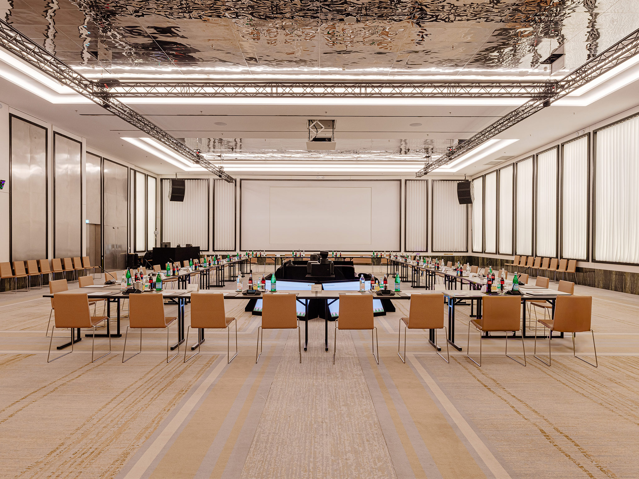 Salon Croisette de l'Hôtel Carlton Cannes configuré en U pour un meeting prestation audiovisuelle Aucop