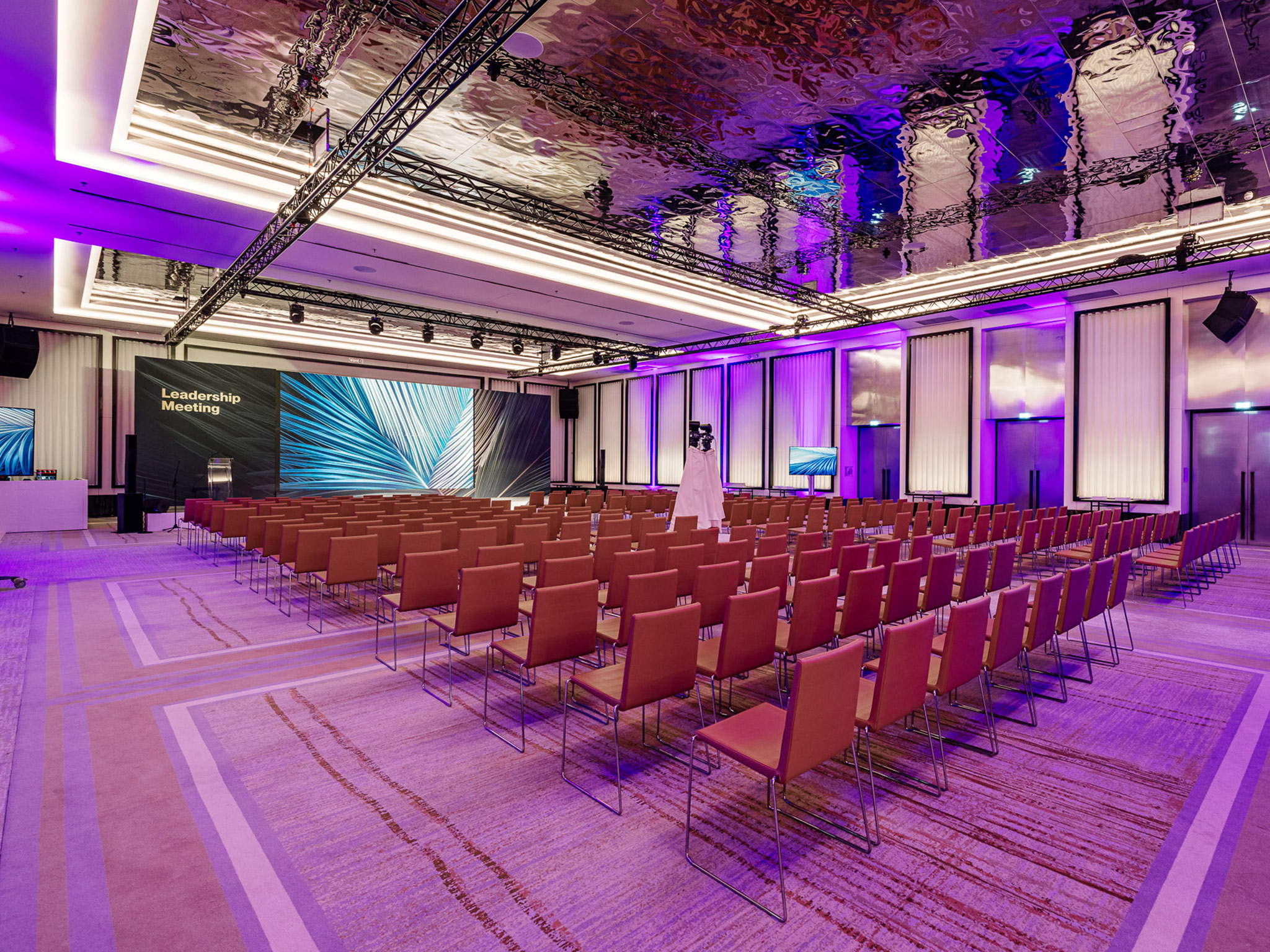 LE MATIN : UNE CONFERENCE. LE SOIR : UN DINER DE GALA. Vue de la salle du Leadership Meeting au Carlton Cannes avec caméra robotisée et moniteurs de retour, installation Aucop Côte d'Azur