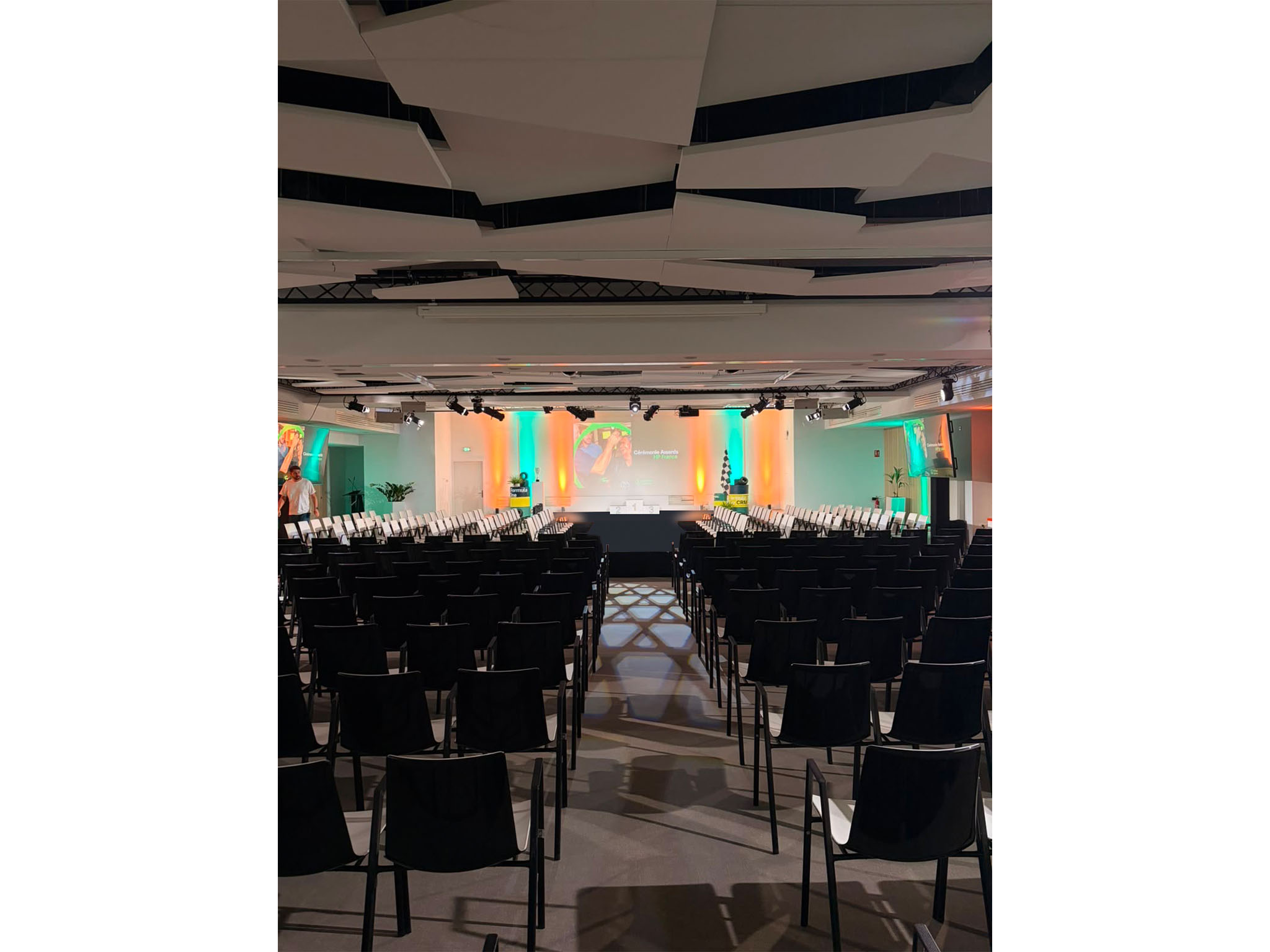 salle en configuration cérémonie de remise de prix au World Trade Center Marseille Provence : scène-catwalk centrale, podium des lauréats et écran, dispositif technique AUCOP