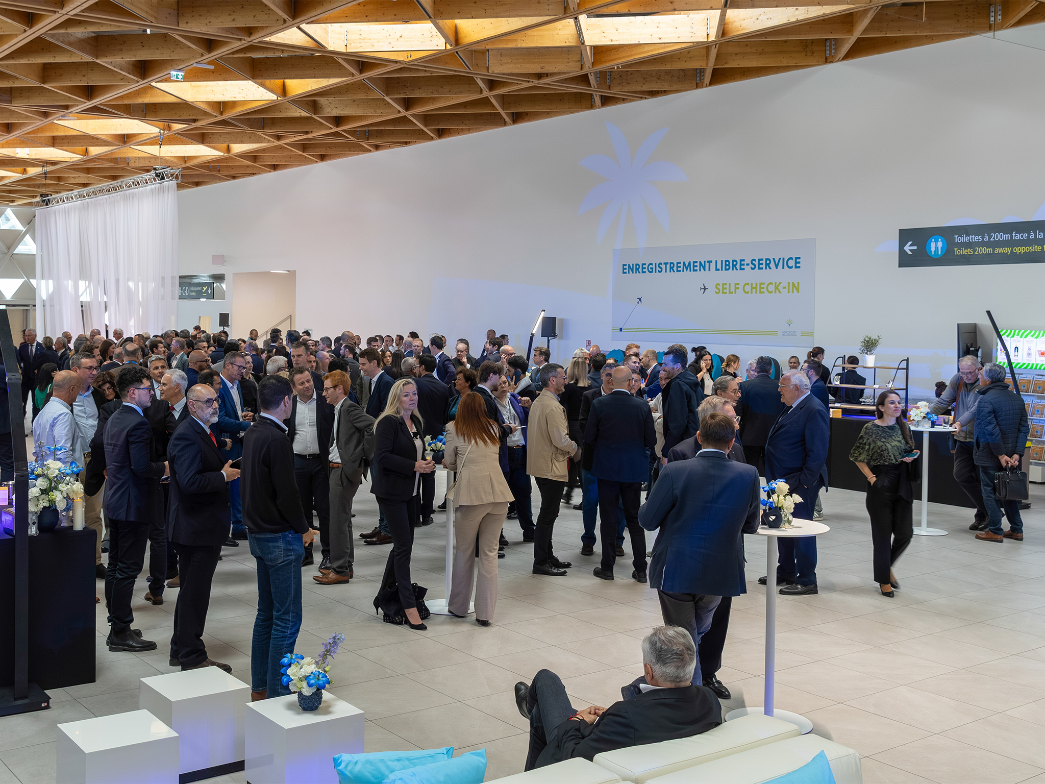Mise en lumière et projections de gobos AUCOP pour l'inauguration de l'extension de l'aéroport de Nice.