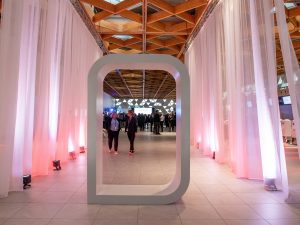Porte d'avion grandeur nature fabriquée par AUCOP pour l'inauguration de l'extension de l'aéroport Nice Côte d'Azur. eclairage voilage avec des ASTERA AX9