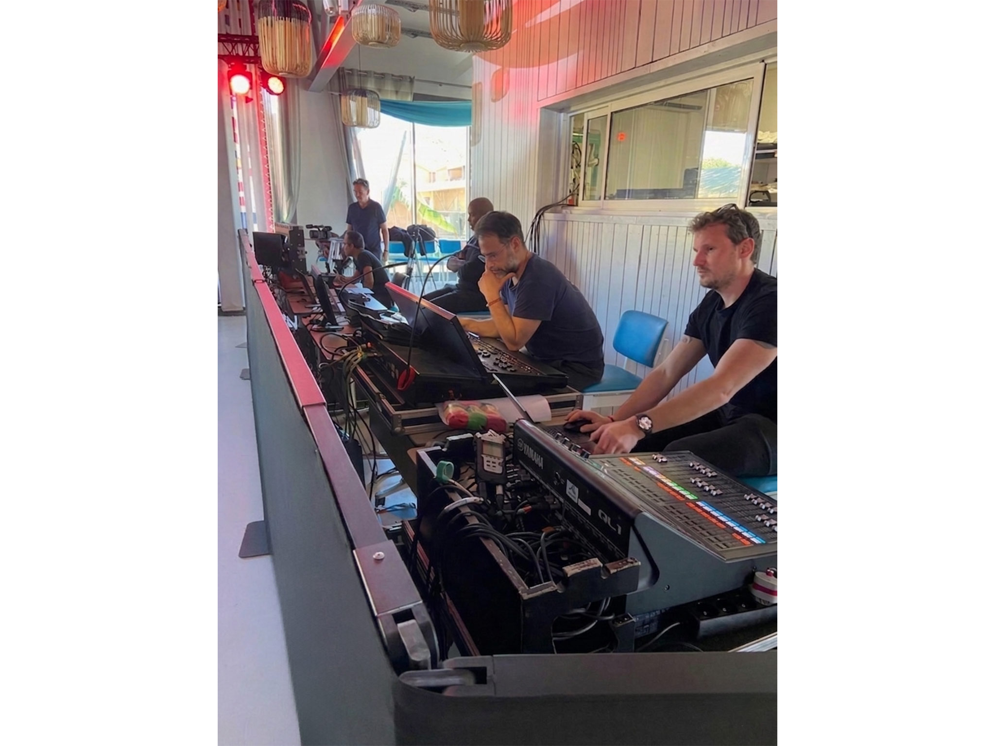 Coulisses techniques de la convention : régie centralisée Aucop avec consoles Yamaha QL1 et AnalogWay Zenith 4K.