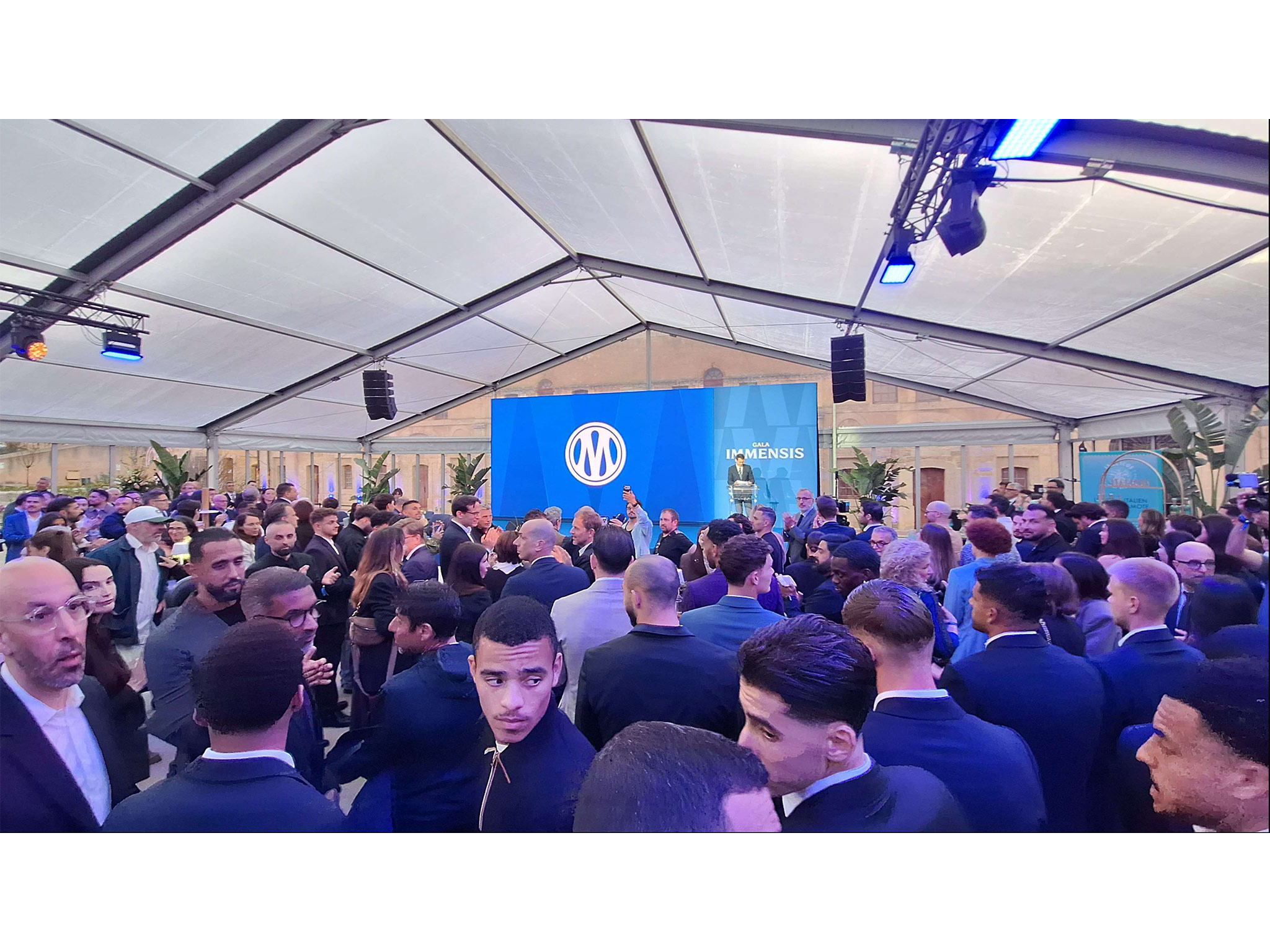 Vue de la salle sur la scène du Gala Immensis OM lors d'une prise de parole, devant une foule d'invités