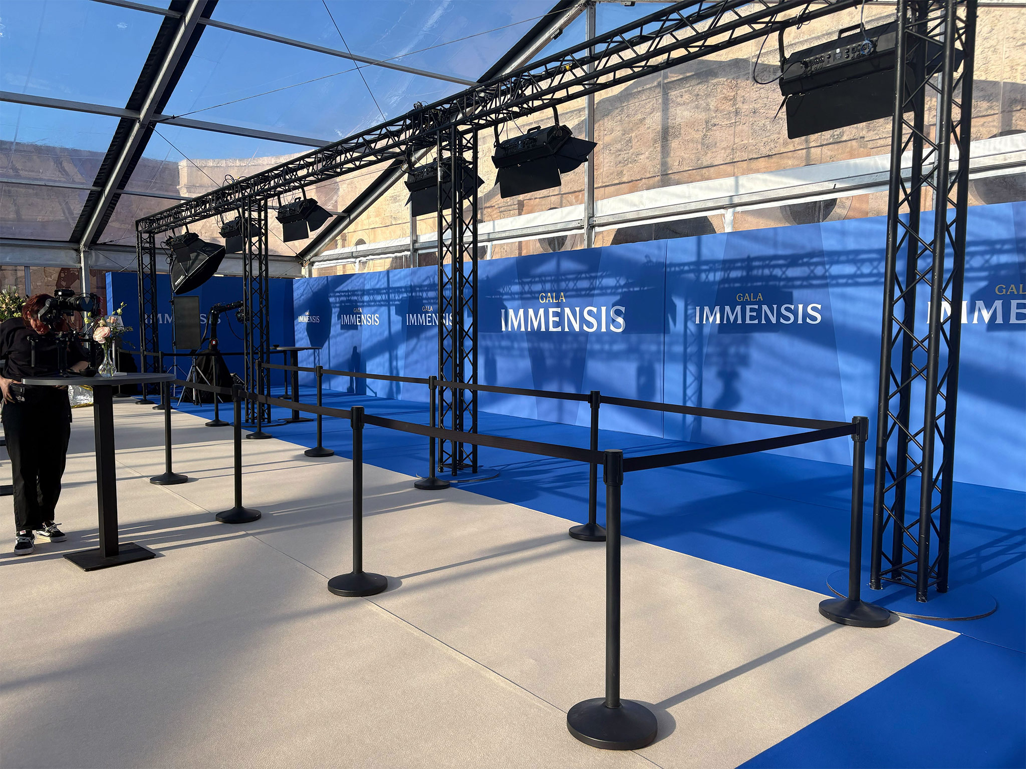 Photocall Gala Immensis , avec moquette electric blue et backdrop imprimé, avant l'arrivée des invités