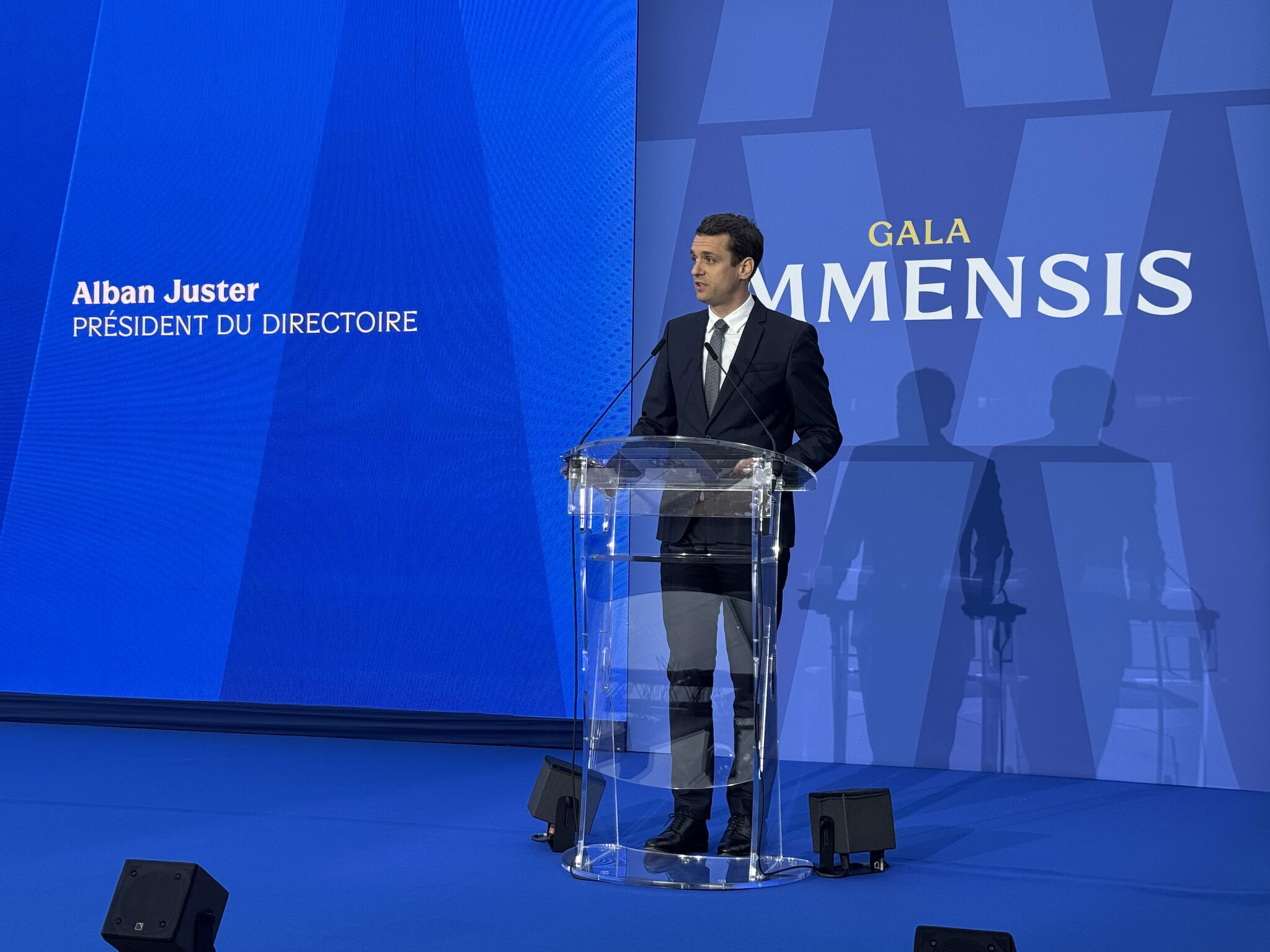 Discours d'Alban Juster, Président du Directoire de l'OM, sur la scène du Gala Immensis devant le logo du club