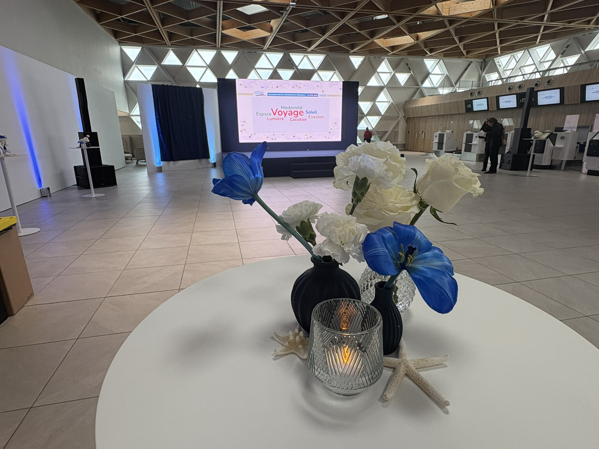 Inauguration de l'extension de l'aéroport Nice Côte d'Azur : AUCOP signe les décors sur mesure (porte d'avion grandeur nature) et toute la technique — mur LED, son et lumière Quartz LED 25W SCENE: 6m x 4m x 0.6H sur mesure