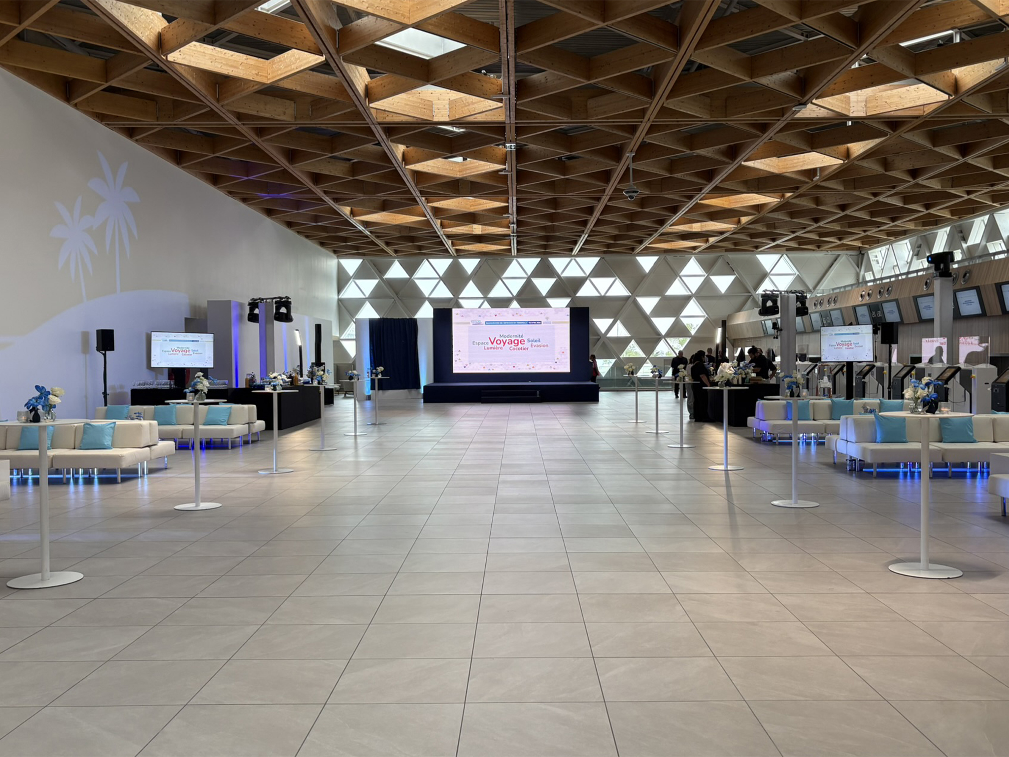 Vue générale de la scénographie et de la technique AUCOP, inauguration de l'extension de l'aéroport Nice Côte d'Azur.
