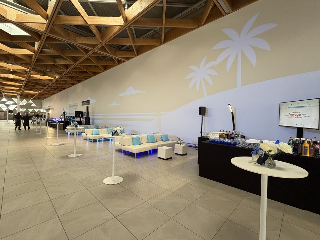 Inauguration de l'extension de l'aéroport Nice Côte d'Azur : AUCOP signe les décors sur mesure (porte d'avion grandeur nature) et toute la technique — mur LED, son et lumière Quartz LED 25W